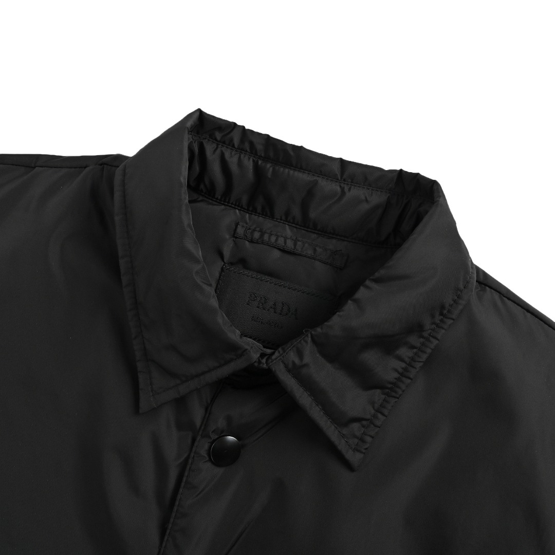 本地自取💰380 Prada 普拉达 24FW 口袋三角标棉服外套 面料定制高密度尼龙面料，内里充棉克重一致。虽然全幅没有图案Logo，但是我想经典的三角标标识已经够有辨识度了，实物太有质感太舒服了，上身休闲随意的感觉真的非常适合这个季节，随便一搭毛衣或卫衣又非常的酷飒，上身棉服内里加厚，版型Os风格，黑白真的很百搭。进口机器车缝，整体走线拼接处干净整洁，线距密度均匀一致，顶级混穿级别。五金开模全钢电镀，三角标字体精雕配十字纹皮牌，纽扣拉链细节尺寸颜色。 尺码：S-XL