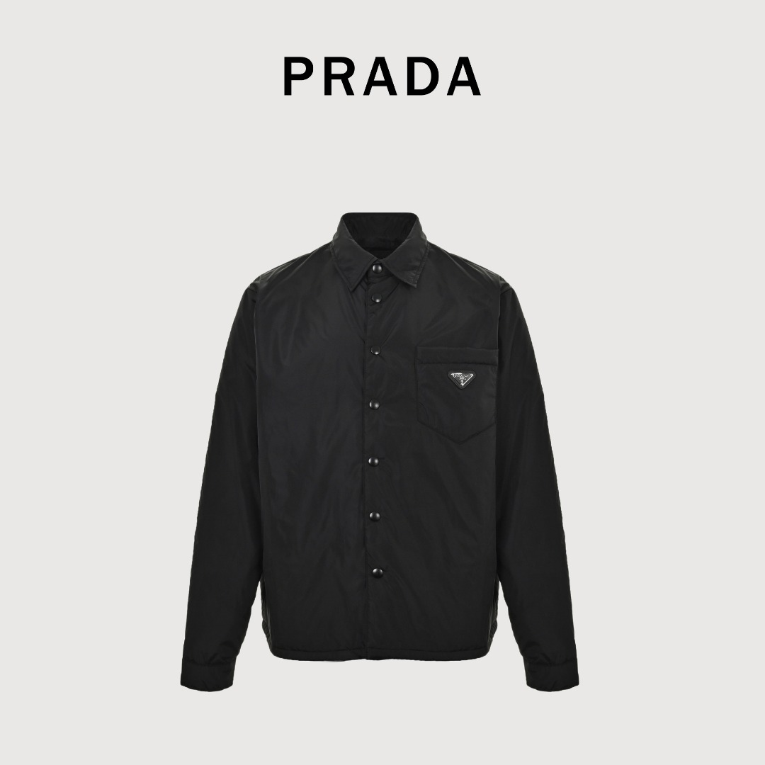本地自取💰380 Prada 普拉达 24FW 口袋三角标棉服外套 面料定制高密度尼龙面料，内里充棉克重一致。虽然全幅没有图案Logo，但是我想经典的三角标标识已经够有辨识度了，实物太有质感太舒服了，上身休闲随意的感觉真的非常适合这个季节，随便一搭毛衣或卫衣又非常的酷飒，上身棉服内里加厚，版型Os风格，黑白真的很百搭。进口机器车缝，整体走线拼接处干净整洁，线距密度均匀一致，顶级混穿级别。五金开模全钢电镀，三角标字体精雕配十字纹皮牌，纽扣拉链细节尺寸颜色。 尺码：S-XL