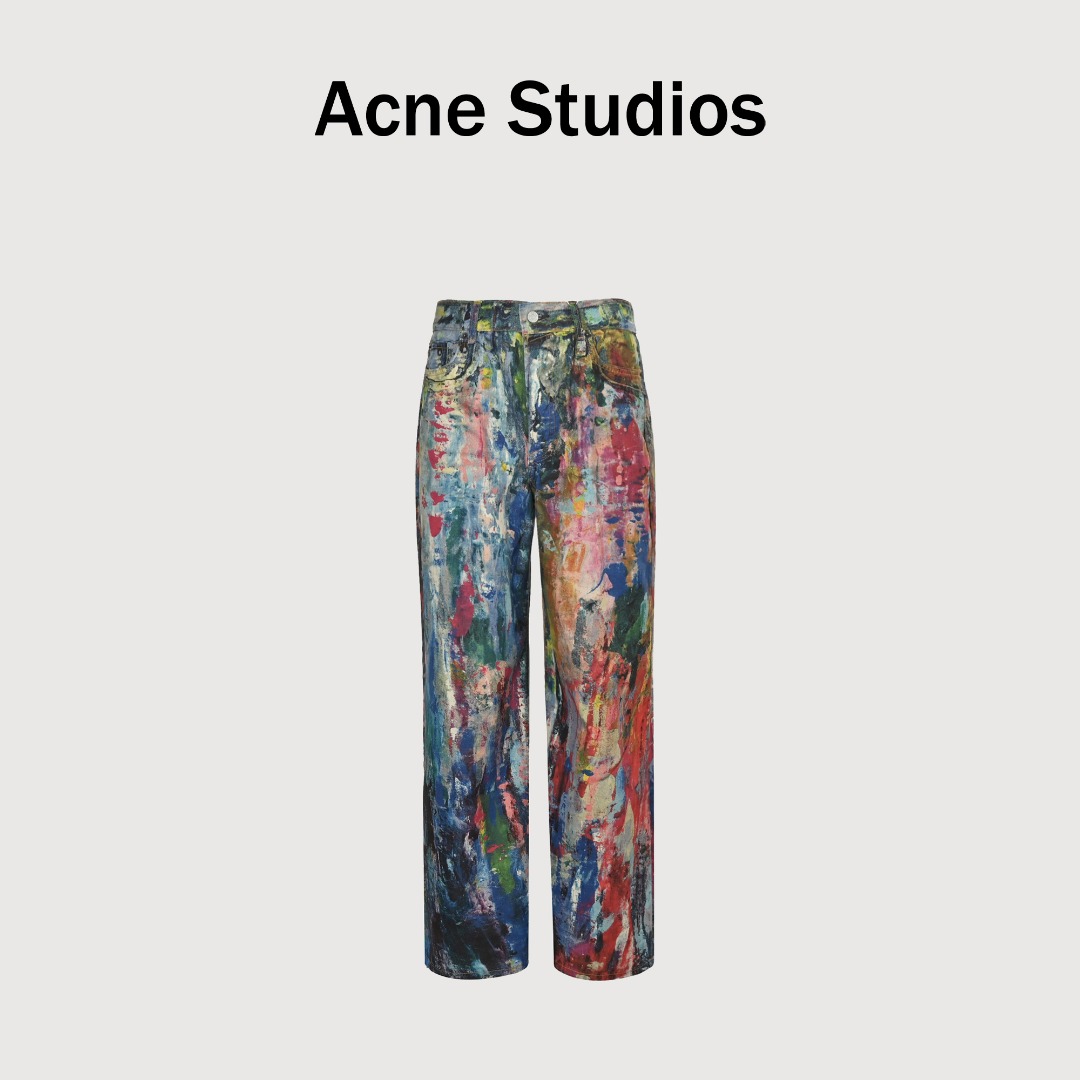 本地自取💰340 Acne Studios 24Fw 彩色油画牛仔长裤 这款油画裤绝对是比打印之前的挂坠裤难度升级,之前试过用回挂坠裤的面料,发现根本还原不到原版的色调,打印起来只有七分像,后面单独找了另外合作商的面料定制,面料底色会比原来的深点,厚薄度也跟原版接近,并且真正做到打印落色定位和解决色调不够的问题,这款面料可以说专门为这款裤子所诞生的,印花全部都是定点扫描,裤脚的车线也是定染同色,密度一致,打枣位置也是一致,这次用的新面料不同之前1981m的打印裤面料,14oz单独定制棉麻底部面料才能配合3d打印油画落色,1981宽松的版型,不管在男女身上都超级帅,回头率是666%,整条裤子是3D的数码印花,采用红蓝对撞的错位效果甚至有点莫奈的朦胧感 Size:34 36 38 40