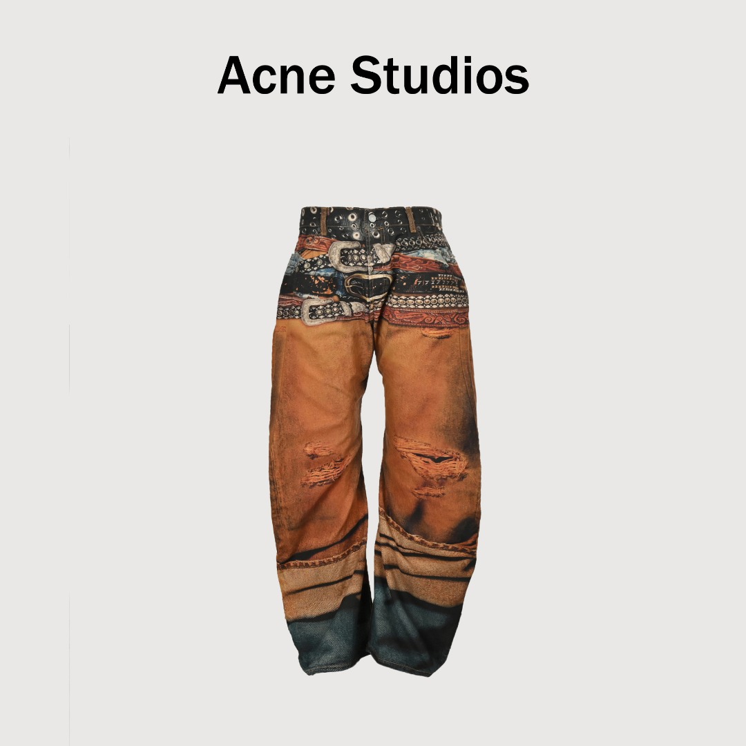 本地自取💰400 Acne Studios 25ss 多腰带图案牛仔长裤 定织帆布纹理全棉面料跟之前的链条打印裤面料比更加厚实硬挺,配合2006弯刀裤型显的更加立体,上色效果也很好,再说下打印部分,3D打印冷转移技术,到版之后第一时间送去扫描做文件,一条裤子要分成好几块区域单独做打印,加上弯刀的版型,还要把裤子摊开铺平去做,在对比着原版在慢慢做调整,包括颜色、形状等等细节的地方,特别是腰头的腰带捆束真的调试了好几次才能达到大货这样独特的逼真视觉效果,成衣组装还要对位拼接,弯刀版型又给对位增添不少难度,每一条都暗藏很多工序,之后拉去洗水一遍洗软且保证立体感,定制全套辅料 Size:44 46 48 50 52