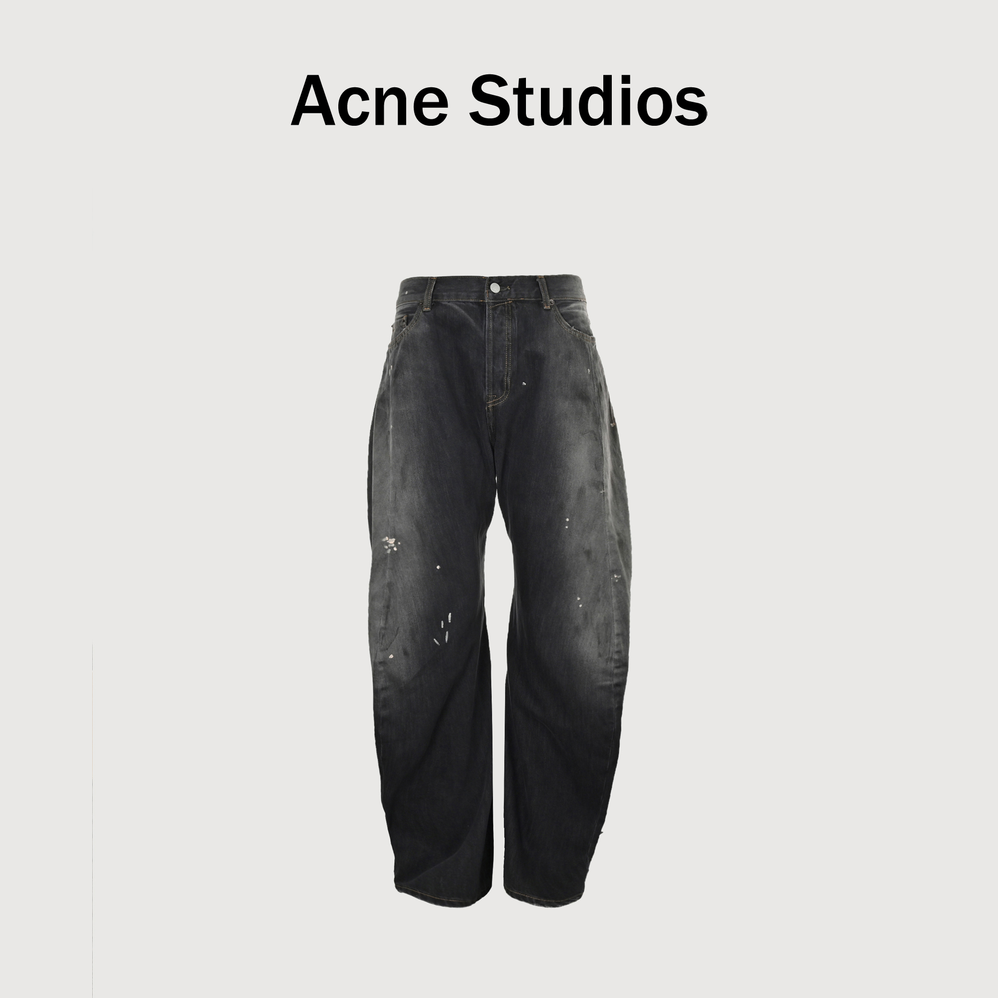 本地自取💰360 Acne Studios 24Fw 2006M泼墨牛仔长裤 这款牛仔的洗水颜色绝对是众多牛仔裤里独一无二的颜色存在,它有着棕+灰+烟灰三种色调组成,减去了以往过于浮夸的做旧质感 ,将主色调的颜色呈现在眼前,不仅绝对百搭通勤以外,同时它本身的颜色也是独一无二的存在,非常推荐入手,极其好看好穿,整条裤子的工艺比起过往的裤子工艺成本更高,首先要将本白胚布做成成裤,再将成裤进行成衣染色,最难的点就在于成衣染色后的裤子,还需要做一些水洗褪色的工艺,因为熟知的成衣染色过后的衣服,很容易掉色,所以在很容易掉色的基础上还要要做出与原版相同的做旧质感以及控制最终裤子,整体的颜色呈现,进口12.5盎司加厚牛仔布,保持版型的同时,拥有超强的耐磨性质,全身的钉扣和后腰皮牌,三标均为订制,说下这次弯刀裤的一些细节吧,首先就是口袋两侧的猫须褶皱,两边都做扎紧泛白,其次就是口袋内侧是做吊线拼接跟普通的口袋设计不一样,最后就是腿部的弯刀缝线,内外侧带有弧度且立体,泼墨部分也是重新改的,跟之前的位置、形状还有大小都不一样,全新泼墨手法,这条从纸样、车版、洗水再到烫熨都是难难难的款式 Size:30 31 32 33 34