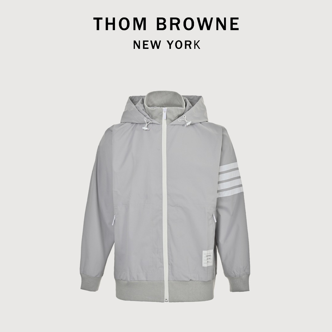 本地自取💰300 Thom Browne/汤姆布朗 四杠风衣外套 面料采用原版定做可再生环保尼龙梭织面料，面料表面添加防水涂料 让衣服本身更硬挺而且防水，单独定做五金拉链，特殊裁剪后背蝙蝠衫设计 十分费料 ，重磅单品，代购版本！ size：1-4