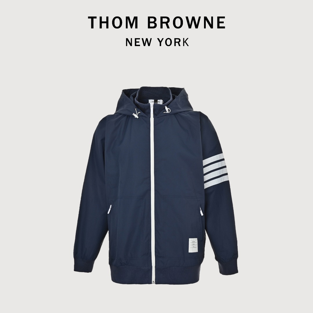 本地自取💰300 Thom Browne/汤姆布朗 四杠风衣外套 面料采用原版定做可再生环保尼龙梭织面料，面料表面添加防水涂料 让衣服本身更硬挺而且防水，单独定做五金拉链，特殊裁剪后背蝙蝠衫设计 十分费料 ，重磅单品，代购版本！ size：1-4