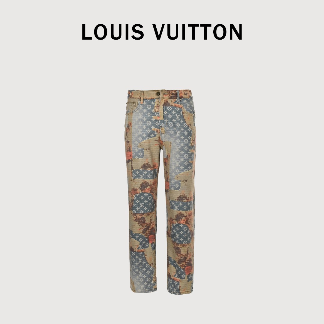 薄款出货 Louis Vuitton/路易威登玫瑰花卉满印老花牛仔裤 不规则拼接破坏效果顶尖限量单品贸易公司渠道稀出,新款满幅经典老花标识蓝色绗缝牛仔,呈现仿佛历经沧桑的破坏效果,与高定风格廓形碰撞鲜明对比.丹宁帆布铺陈monogram图案,时尚不规则破坏花卉图案贴布装饰休闲完善细节,洗水做旧效果,完善了整体细节感,散发着满满的高级感!无敌重工款男女同款推荐! 现货秒发