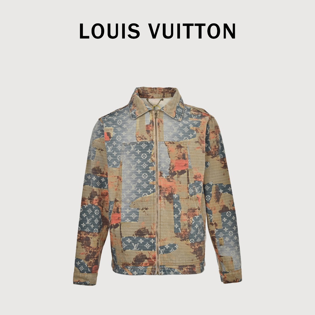 薄款出货 Louis Vuitton/路易威登玫瑰花卉满印老花牛仔夹克外套 不规则拼接破坏效果顶尖限量单品贸易公司渠道稀出,新款满幅经典老花标识蓝色绗缝牛仔,呈现仿佛历经沧桑的破坏效果,与高定风格廓形碰撞鲜明对比.丹宁帆布铺陈monogram图案,时尚不规则破坏花卉图案贴布装饰休闲拉链!Iv拉链头完善细节,洗水做旧效果,门襟定制金属 logo拉链头,完善了整体细节感,散发着满满的高级感!完全不显臃肿感!无敌重工款男女同款推荐! 现货秒发