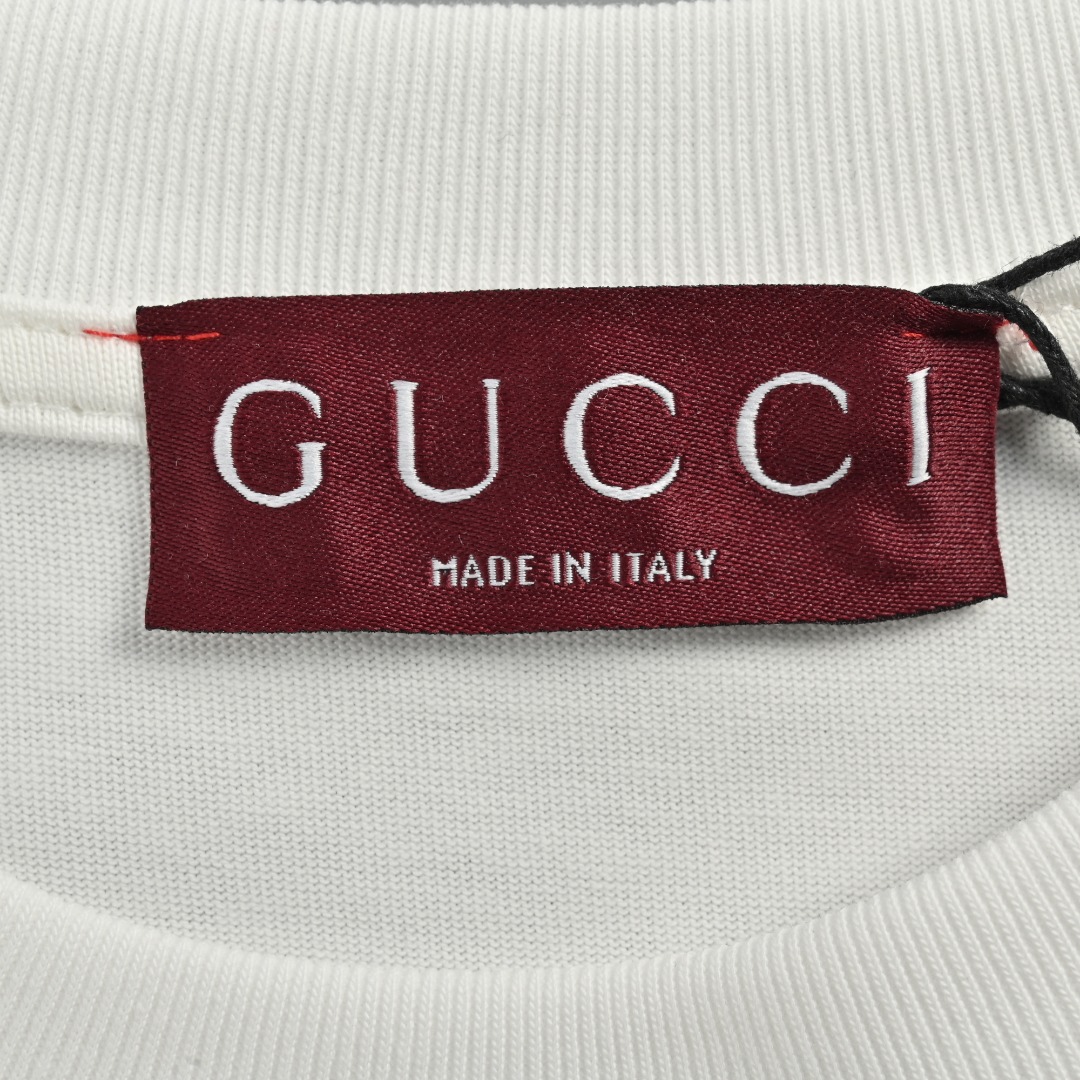 本地自取💰120 GUCCI古奇2025春夏腰带经典印花圆领短袖T恤 采用280克双纱精棉，三色重叠呈现幻影效果，衣服偏厚使整体高透气和柔软性，高版本，三标齐全！男女同款采用24S特纺紧密棉面料，克重280g，伦敦艺术家兼插画师HattieStewart的创意设计。 采用32支的特纺紧密棉纱线织造而成，织造工艺要求较高，需要使用先进的织机和高品质的原材料。渗透水性平网印花制作，印花浆料通过平网版印刷到织物上，然后利用浆料的渗透性使染料渗透到织物的纤维中，从而实现印花效果。由于胶浆具有水溶性，因此易于洗除，能改善成品手感。 颜色：黑色 米白色 尺码：XS-L