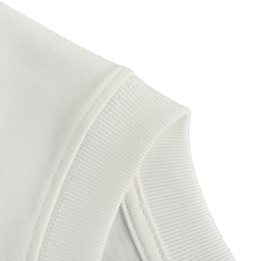 本地自取💰120 GUCCI古奇2025春夏腰带经典印花圆领短袖T恤 采用280克双纱精棉，三色重叠呈现幻影效果，衣服偏厚使整体高透气和柔软性，高版本，三标齐全！男女同款采用24S特纺紧密棉面料，克重280g，伦敦艺术家兼插画师HattieStewart的创意设计。 采用32支的特纺紧密棉纱线织造而成，织造工艺要求较高，需要使用先进的织机和高品质的原材料。渗透水性平网印花制作，印花浆料通过平网版印刷到织物上，然后利用浆料的渗透性使染料渗透到织物的纤维中，从而实现印花效果。由于胶浆具有水溶性，因此易于洗除，能改善成品手感。 颜色：黑色 米白色 尺码：XS-L