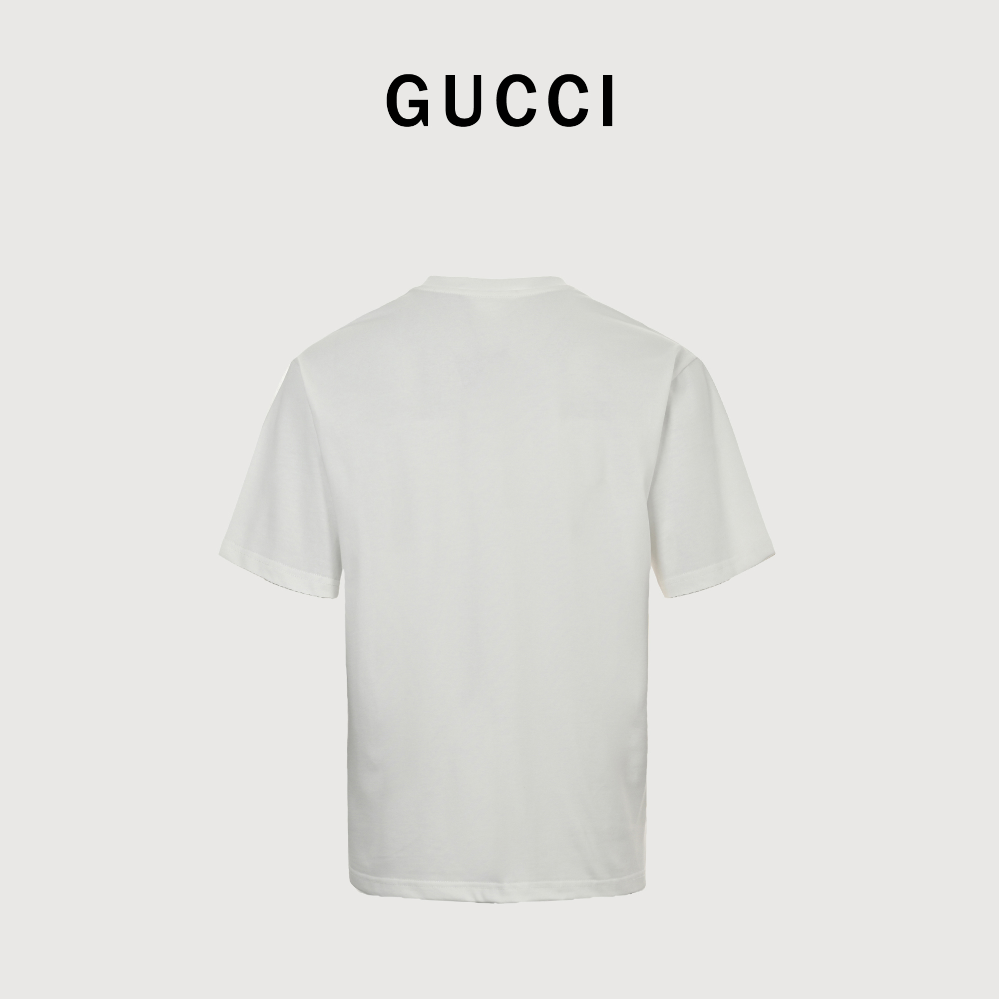本地自取💰120 GUCCI古奇2025春夏腰带经典印花圆领短袖T恤 采用280克双纱精棉，三色重叠呈现幻影效果，衣服偏厚使整体高透气和柔软性，高版本，三标齐全！男女同款采用24S特纺紧密棉面料，克重280g，伦敦艺术家兼插画师HattieStewart的创意设计。 采用32支的特纺紧密棉纱线织造而成，织造工艺要求较高，需要使用先进的织机和高品质的原材料。渗透水性平网印花制作，印花浆料通过平网版印刷到织物上，然后利用浆料的渗透性使染料渗透到织物的纤维中，从而实现印花效果。由于胶浆具有水溶性，因此易于洗除，能改善成品手感。 颜色：黑色 米白色 尺码：XS-L