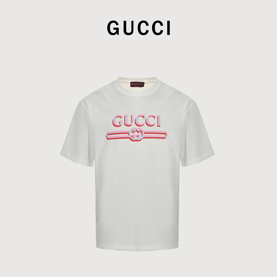 本地自取💰120 GUCCI古奇2025春夏腰带经典印花圆领短袖T恤 采用280克双纱精棉，三色重叠呈现幻影效果，衣服偏厚使整体高透气和柔软性，高版本，三标齐全！男女同款采用24S特纺紧密棉面料，克重280g，伦敦艺术家兼插画师HattieStewart的创意设计。 采用32支的特纺紧密棉纱线织造而成，织造工艺要求较高，需要使用先进的织机和高品质的原材料。渗透水性平网印花制作，印花浆料通过平网版印刷到织物上，然后利用浆料的渗透性使染料渗透到织物的纤维中，从而实现印花效果。由于胶浆具有水溶性，因此易于洗除，能改善成品手感。 颜色：黑色 米白色 尺码：XS-L