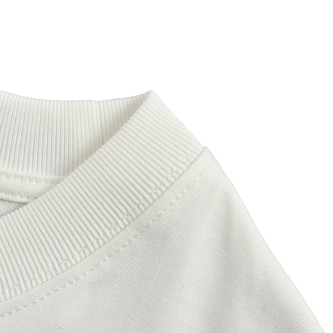 本地自取💰130 Gucci/古驰 24ss 腰带字母印花短袖 进口百分百纯棉面料，穿着舒适透气 胸前印花清晰细腻，非小工厂可比 档次高很有质感，简单大方得体 上身休闲随性，帅气有型，彰显大牌气质 Size:S-L