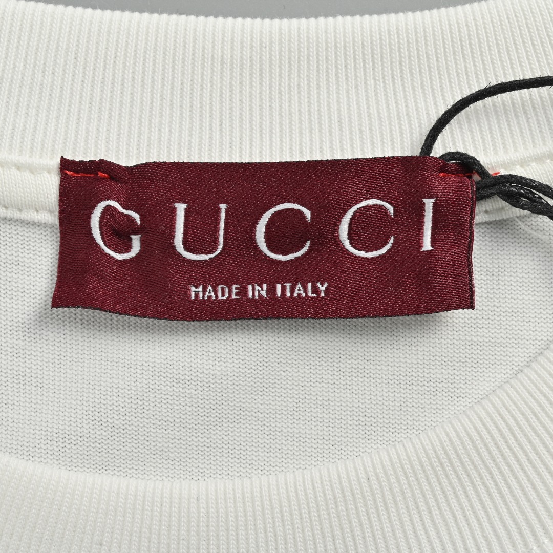 本地自取💰130 Gucci/古驰 24ss 腰带字母印花短袖 进口百分百纯棉面料，穿着舒适透气 胸前印花清晰细腻，非小工厂可比 档次高很有质感，简单大方得体 上身休闲随性，帅气有型，彰显大牌气质 Size:S-L