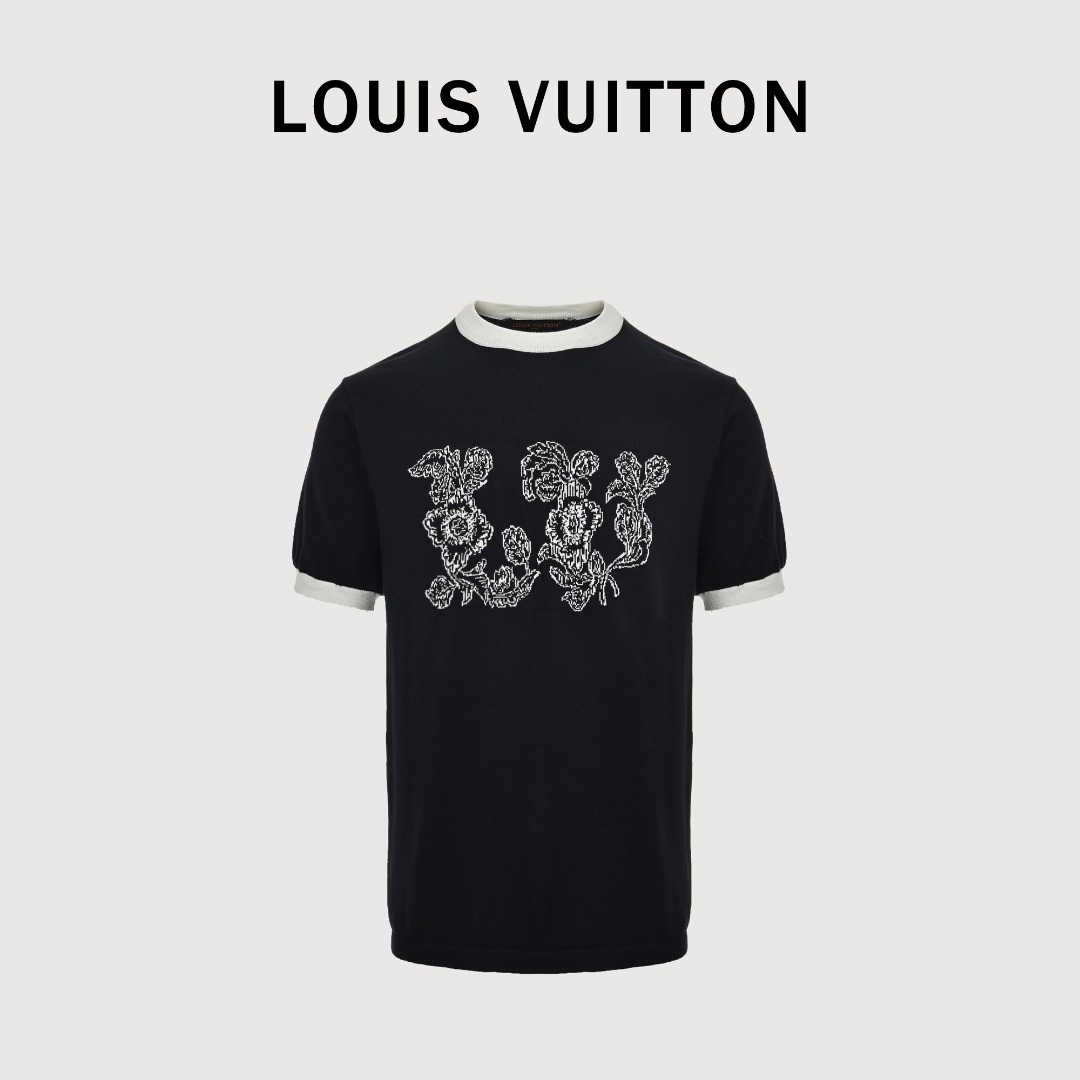 本地自取💰160 LV2025SS早春新款棉质短袖圆领针织T恤 本款短袖圆领衫取材优质棉料，以白色串珠描绘灵动刺绣图案。品牌标识分饰前后，为日常着装注入盎然新意。 标准版型 胸前点缀路易串珠刺绣嵌花针织 胸前呈现 Vuitton 标识嵌花 品牌元素 罗纹衣领 100％棉 藏青色，男女同款！ 码数:XS-L