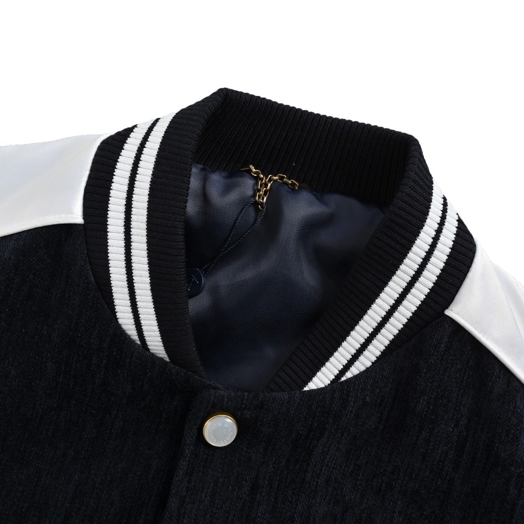 本地自取 💰430 Louis Vuitton/路易威登 24Fw 珍珠丝绒横须贺夹克外套 本款横须贺夹克受威斯敏斯特地区遛狗绅士的着装启发，为莹泽丝绒融入灵动 LV Dogs 标识，以珠饰刺绣徽章描绘萌犬形象。珠光纽扣与衣袖的丝缎饰带完善考究格调，可于岁末节庆场合展露儒雅风范。 Size:S-XL