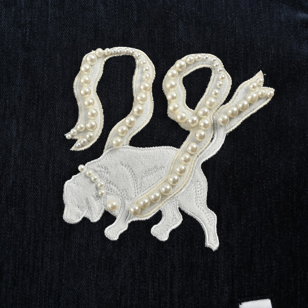 本地自取 💰430 Louis Vuitton/路易威登 24Fw 珍珠丝绒横须贺夹克外套 本款横须贺夹克受威斯敏斯特地区遛狗绅士的着装启发，为莹泽丝绒融入灵动 LV Dogs 标识，以珠饰刺绣徽章描绘萌犬形象。珠光纽扣与衣袖的丝缎饰带完善考究格调，可于岁末节庆场合展露儒雅风范。 Size:S-XL