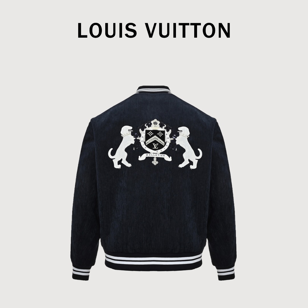 本地自取 💰430 Louis Vuitton/路易威登 24Fw 珍珠丝绒横须贺夹克外套 本款横须贺夹克受威斯敏斯特地区遛狗绅士的着装启发，为莹泽丝绒融入灵动 LV Dogs 标识，以珠饰刺绣徽章描绘萌犬形象。珠光纽扣与衣袖的丝缎饰带完善考究格调，可于岁末节庆场合展露儒雅风范。 Size:S-XL