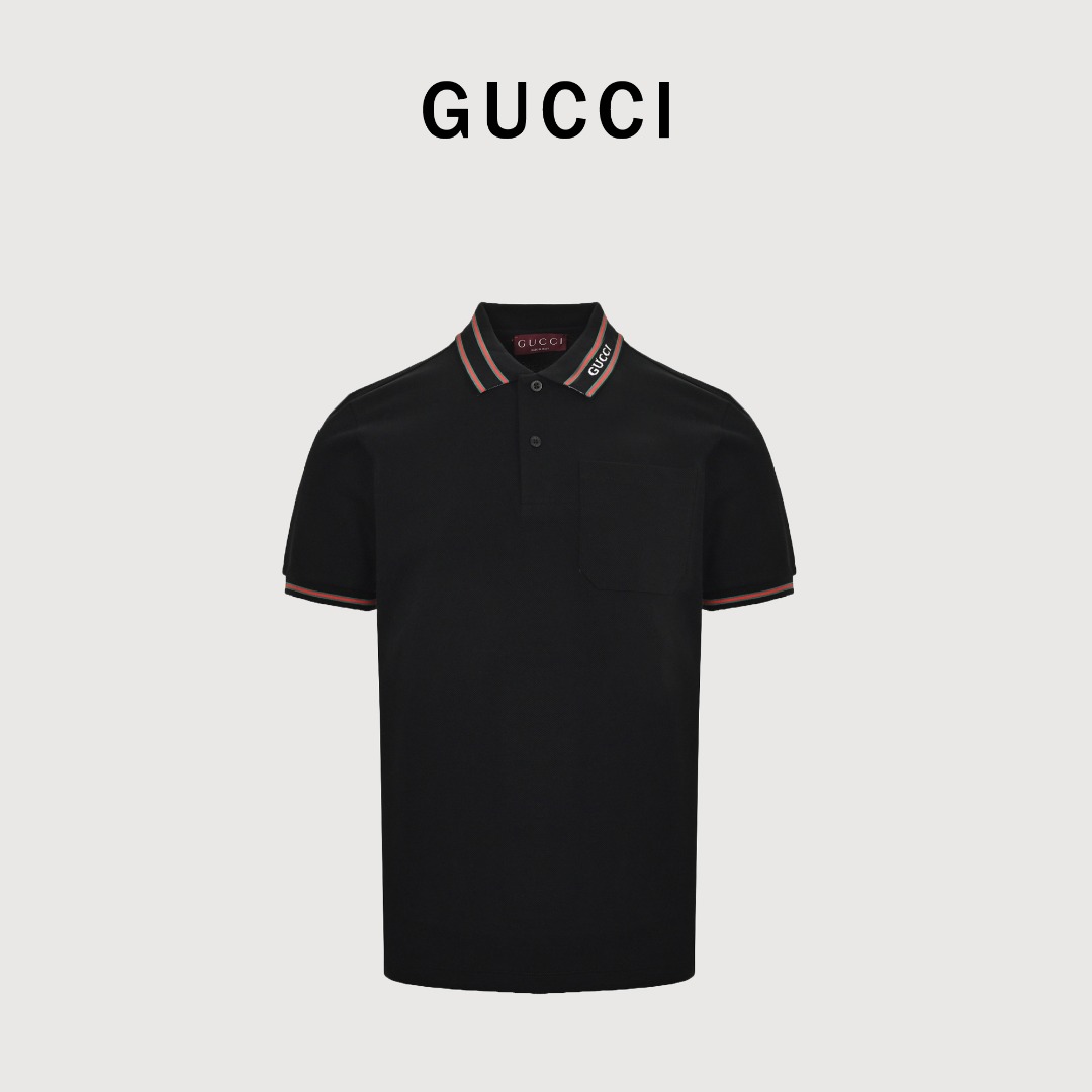 Gucci/古驰领口字母短袖Polo衫 这款单品出自Gucci Lido系列,设计灵感源自意大利海岸的夏日风情和海滩俱乐部.这款弹力珠地棉Polo衫以白色为基调,借助特殊的构造工艺与缝线技术,焕新诠释经典织带细节,造就早秋衣橱的时尚单品. 颜色:白色、黑色.