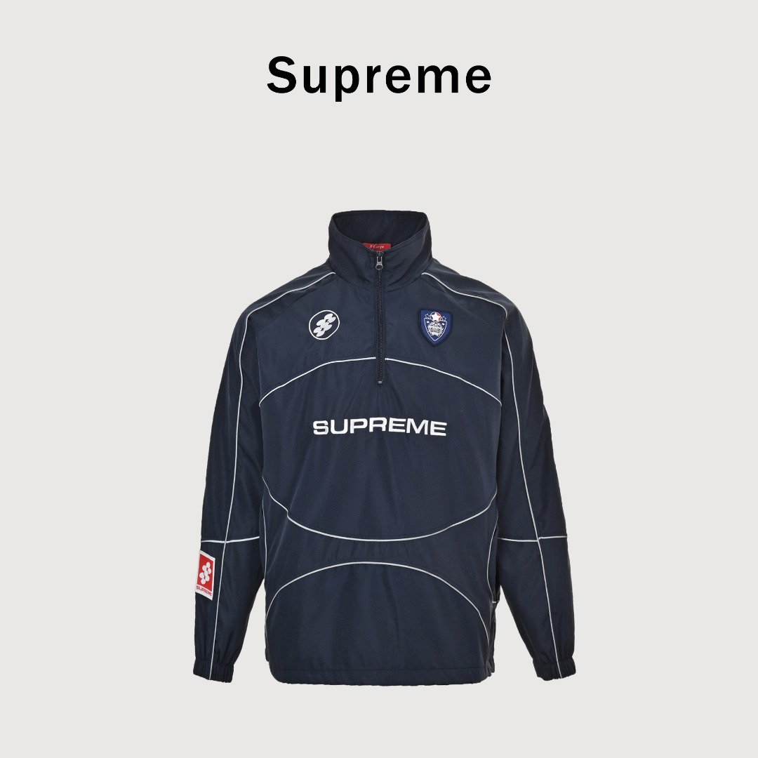 Supreme 25Fw 刺绣徽标半拉链反光条夹克外套 订做足球网格面料 一身原装进口3M反光条 原装Ykk拉链 上身效果炸裂💥 衣服两侧有里兜 下摆松紧设计 可自由调节 胸前万针刺绣 紧密有型 里面网布定制 细腻同原版一致 细节 辅料 配置到顶 区别市面错版(里布、拉链、标 )