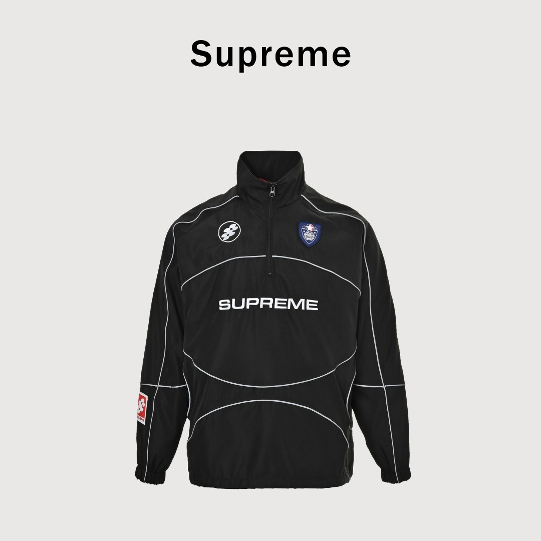 Supreme 25Fw 刺绣徽标半拉链反光条夹克外套 订做足球网格面料 一身原装进口3M反光条 原装Ykk拉链 上身效果炸裂💥 衣服两侧有里兜 下摆松紧设计 可自由调节 胸前万针刺绣 紧密有型 里面网布定制 细腻同原版一致 细节 辅料 配置到顶 区别市面错版(里布、拉链、标 )