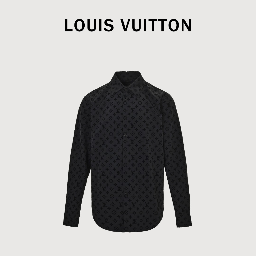 Louis Vutton路易威登 满印植绒LOGO长袖衬衫 采用高支超高密平纹底部定染偏蓝光黑使底部跟花型颜色形成反差,花型处采用进口绒才能体现出原板的绒高和密度,运用进口环保超强胶水粘贴,保证洗水不掉绒.整件衣服经红外线对位裁剪,保证每处部位均对花.