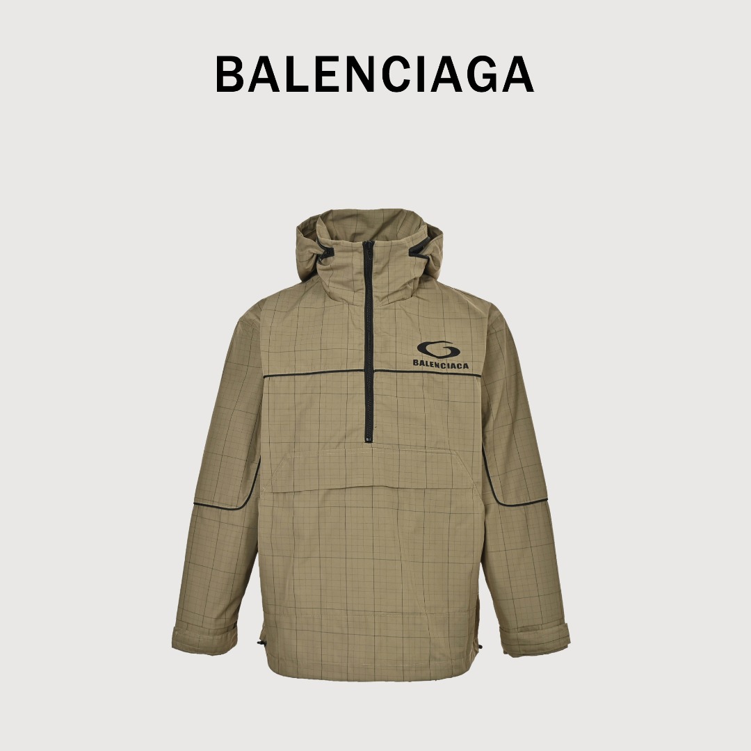 Balenciaga/巴黎世家 刺绣立领半拉链格纹夹克外套 刺绣:直线挺直,曲线圆顺;针迹整齐,边缘无参差现象;绣面平服,丝缕不歪斜;针距一致,不露底,不重叠;绣面光洁,无墨迹等污渍.采用先进的进口绣花机器来确保每一个客户的logo绣花质量.面料:采用26支精梳棉+10支全棉,克重140G,面料用的是国产新疆优质棉纱,新疆棉花是国产棉花中公认的优等材料.布料是用国际公认的福原针织机织造,面料纹理清晰,回弹性好,抗皱性很强,耐磨性和透气性较好,贴肤,不容易松垮具有持久挺阔效果,面料光泽度、强度、耐磨性较好,缩水率小,骨架感很好.纯棉布是气流液缸生产,环保染色达到国家一等品要求,不易掉色,不容易出现折痕爪痕.好穿到一年四季都可拥有:缝纫机针采用9号圆头针,不扎破不扎断面料的纤维,走线3CM/14针的密度,紧密不松垮不稀疏;缝纫线采用进口防油处理线,不会出现油渍现象;坎车为银剑带刀进口车,不吃布、不余布,足足的品牌高货感!