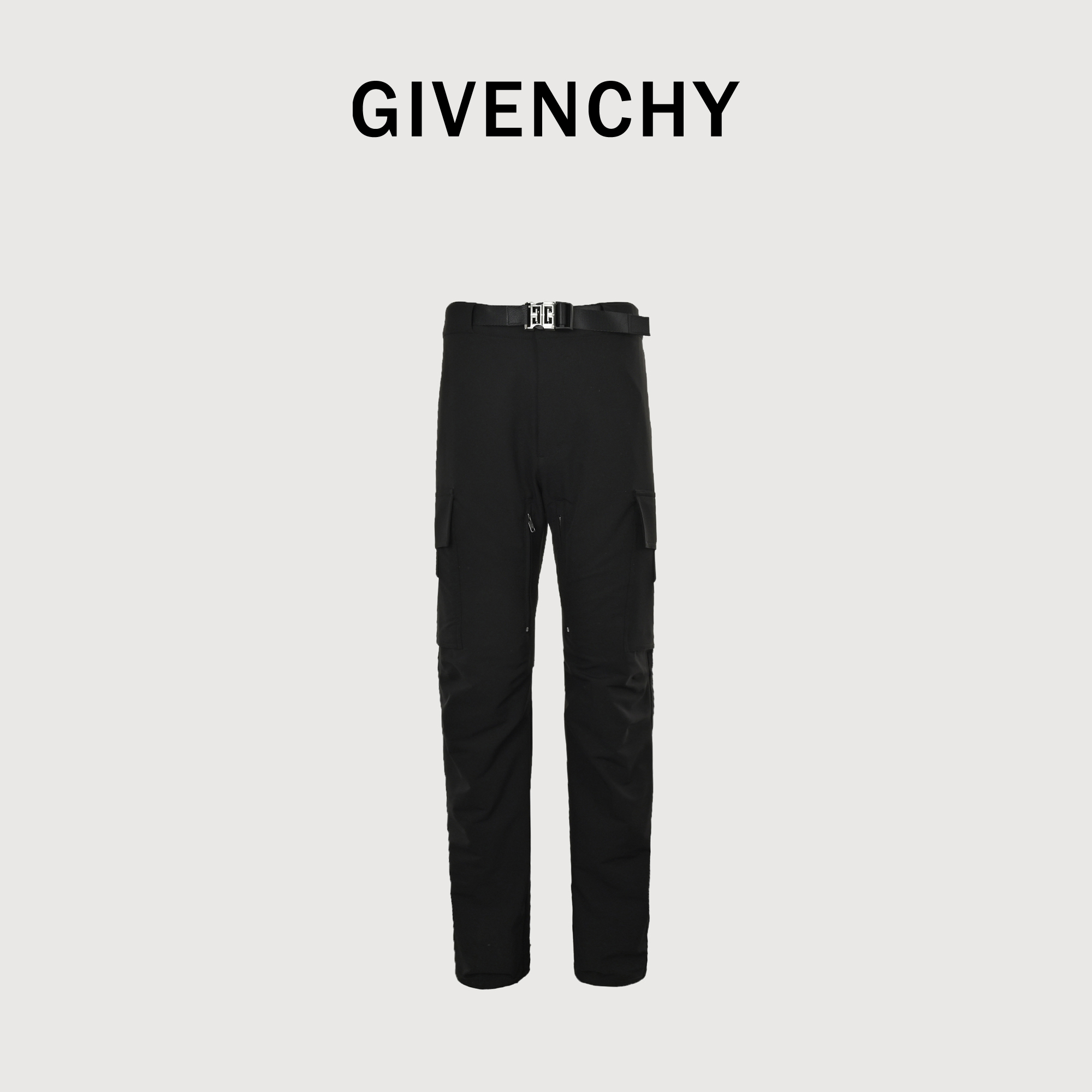 Givenchy/纪梵希 24Fw 4G腰扣工装长裤 原10900购入,样衣全部拆解,面辅料全部为定制,定织尼龙登山尼100%尼龙四面弹面料,反面珍珠点纹理,定制一体,面料具有弹性,防水性,防静电,亲肤性和透气性佳,可以四季通勤穿,面料还做了防水处理,超厚的腰带织带全部定织定染,双面纹理都很特殊,没有定织定染的话做不出这种效果,所有拼皮都是荔枝纹皮质,门襟开模4G Logo挂扣,拉链尾部为4G形状的四合扣,门襟使用正品3YG型号正品YKK弹扣拉链,口袋拉链均为五号拉链双面Logo,开模定制大号镂空金属扣+开模定制大号高弹力尼龙扣,裤腿与口袋拼接处车工经验丰富,走线工整采用立体结构剪裁,组合魔术贴装饰口袋,接口处完美对位,腿部经过多口袋的层层设计,外加搭配魔术贴扣,采用筒子缝工艺,通过来回俩道车线,再手工分缝,熨烫定型修剪缝边,日产量低损耗高加工单价昂贵,做货周期十分长,腰部后侧为弹力橡筋,前侧插口可调节松紧,此款裤长偏长,版型原汁原味还原未做改动,可自行修改长短