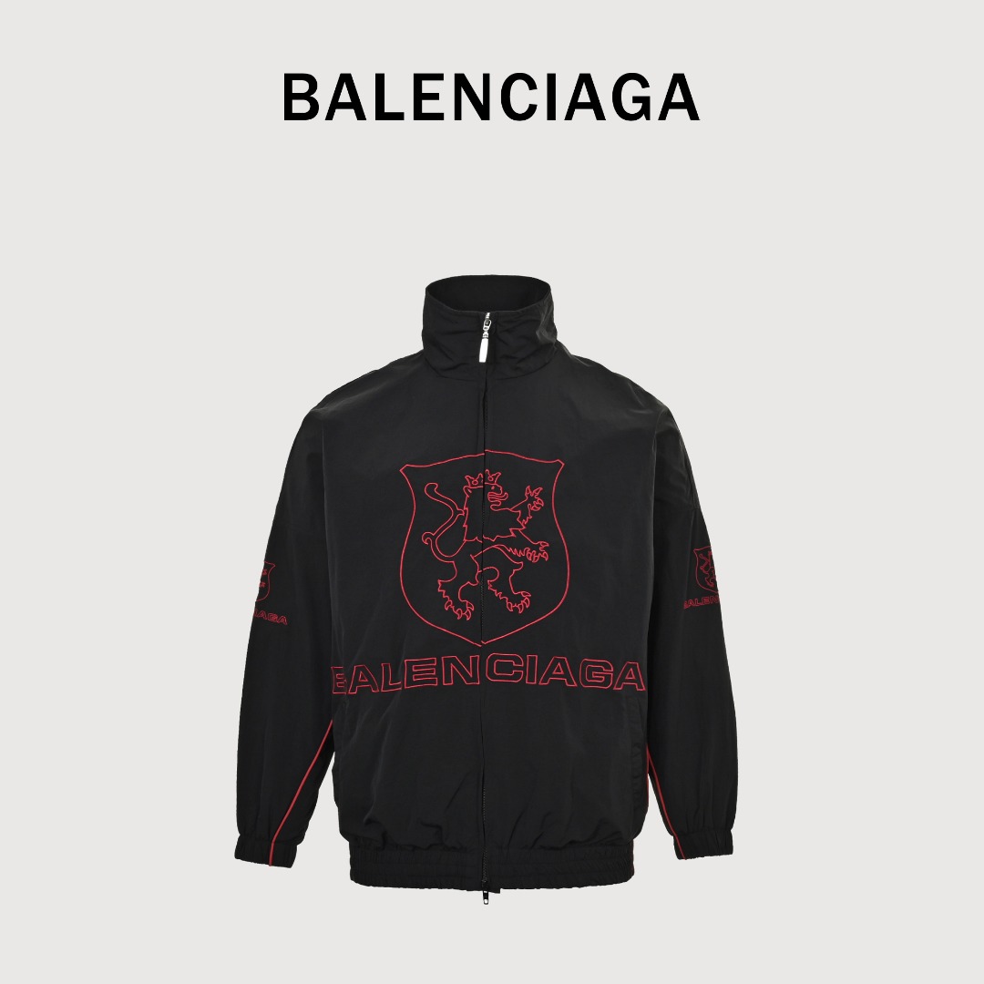 Balenciaga/巴黎世家 字母刺绣拉链夹克外套 刺绣:直线挺直,曲线圆顺;针迹整齐,边缘无参差现象;绣面平服,丝缕不歪斜;针距一致,不露底,不重叠;绣面光洁,无墨迹等污渍.采用先进的进口绣花机器来确保每一个客户的logo绣花质量.面料:采用26支精梳棉+10支全棉,克重140G,面料用的是国产新疆优质棉纱,新疆棉花是国产棉花中公认的优等材料.布料是用国际公认的福原针织机织造,面料纹理清晰,回弹性好,抗皱性很强,耐磨性和透气性较好,贴肤,不容易松垮具有持久挺阔效果,面料光泽度、强度、耐磨性较好,缩水率小,骨架感很好.纯棉布是气流液缸生产,环保染色达到国家一等品要求,不易掉色,不容易出现折痕爪痕.好穿到一年四季都可拥有:缝纫机针采用9号圆头针,不扎破不扎断面料的纤维,走线3CM/14针的密度,紧密不松垮不稀疏;缝纫线采用进口防油处理线,不会出现油渍现象;坎车为银剑带刀进口车,不吃布、不余布,足足的品牌高货感!