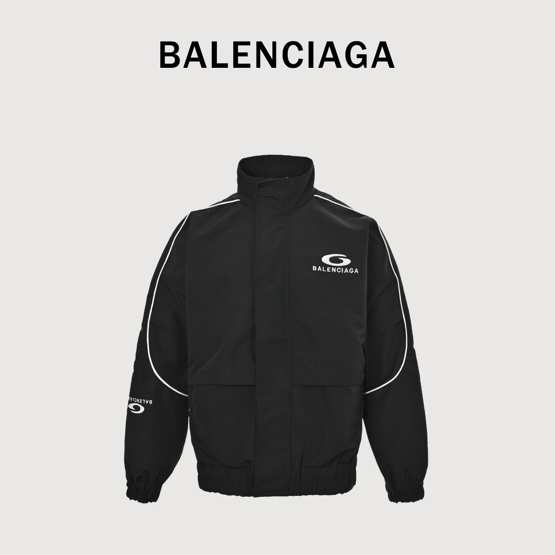 Balenciaga/巴黎世家 字母刺绣拉链夹克外套 刺绣:直线挺直,曲线圆顺;针迹整齐,边缘无参差现象;绣面平服,丝缕不歪斜;针距一致,不露底,不重叠;绣面光洁,无墨迹等污渍.采用先进的进口绣花机器来确保每一个客户的logo绣花质量.面料:采用26支精梳棉+10支全棉,克重140G,面料用的是国产新疆优质棉纱,新疆棉花是国产棉花中公认的优等材料.布料是用国际公认的福原针织机织造,面料纹理清晰,回弹性好,抗皱性很强,耐磨性和透气性较好,贴肤,不容易松垮具有持久挺阔效果,面料光泽度、强度、耐磨性较好,缩水率小,骨架感很好.纯棉布是气流液缸生产,环保染色达到国家一等品要求,不易掉色,不容易出现折痕爪痕.好穿到一年四季都可拥有:缝纫机针采用9号圆头针,不扎破不扎断面料的纤维,走线3CM/14针的密度,紧密不松垮不稀疏;缝纫线采用进口防油处理线,不会出现油渍现象;坎车为银剑带刀进口车,不吃布、不余布,足足的品牌高货感!