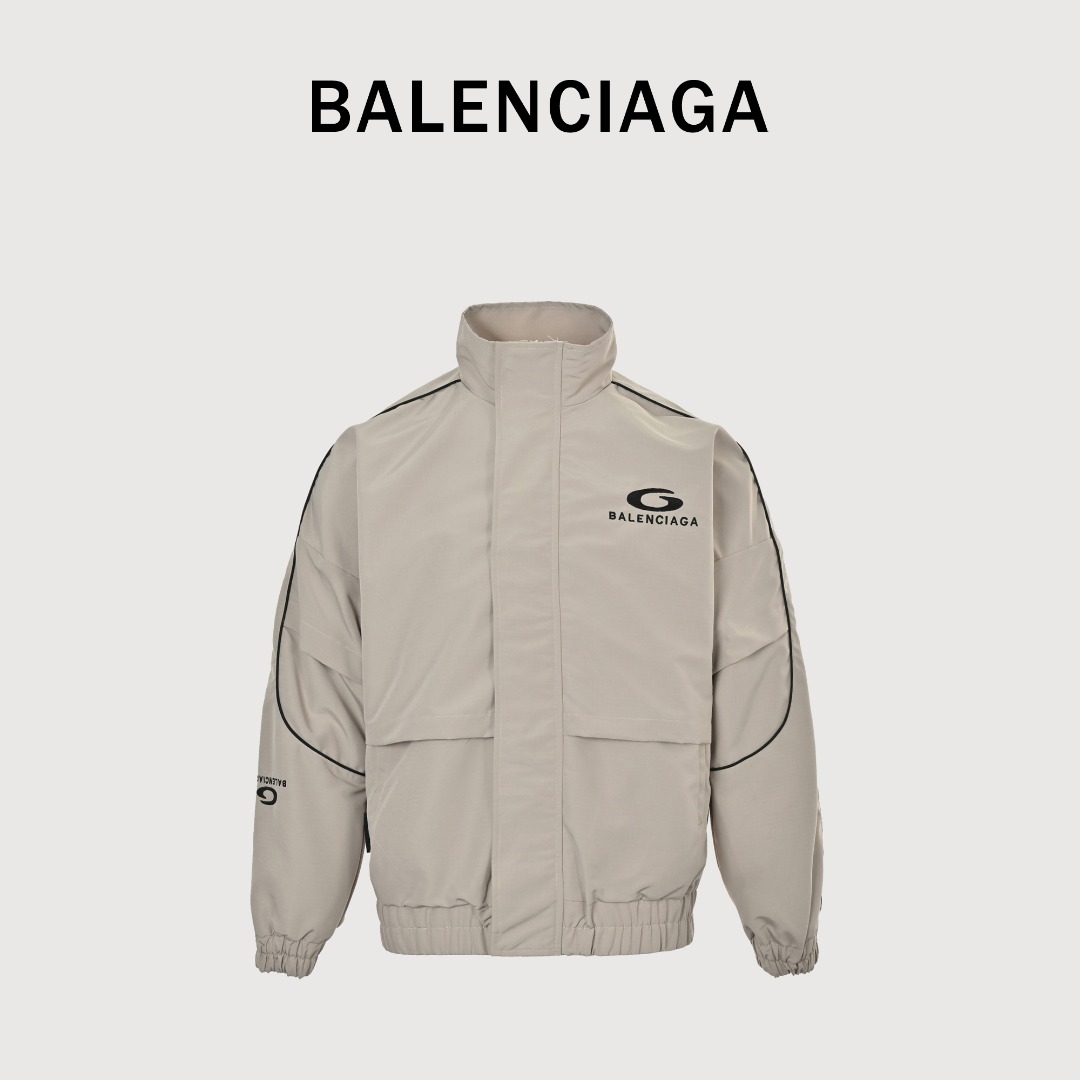Balenciaga/巴黎世家 字母刺绣拉链夹克外套 刺绣:直线挺直,曲线圆顺;针迹整齐,边缘无参差现象;绣面平服,丝缕不歪斜;针距一致,不露底,不重叠;绣面光洁,无墨迹等污渍.采用先进的进口绣花机器来确保每一个客户的logo绣花质量.面料:采用26支精梳棉+10支全棉,克重140G,面料用的是国产新疆优质棉纱,新疆棉花是国产棉花中公认的优等材料.布料是用国际公认的福原针织机织造,面料纹理清晰,回弹性好,抗皱性很强,耐磨性和透气性较好,贴肤,不容易松垮具有持久挺阔效果,面料光泽度、强度、耐磨性较好,缩水率小,骨架感很好.纯棉布是气流液缸生产,环保染色达到国家一等品要求,不易掉色,不容易出现折痕爪痕.好穿到一年四季都可拥有:缝纫机针采用9号圆头针,不扎破不扎断面料的纤维,走线3CM/14针的密度,紧密不松垮不稀疏;缝纫线采用进口防油处理线,不会出现油渍现象;坎车为银剑带刀进口车,不吃布、不余布,足足的品牌高货感!