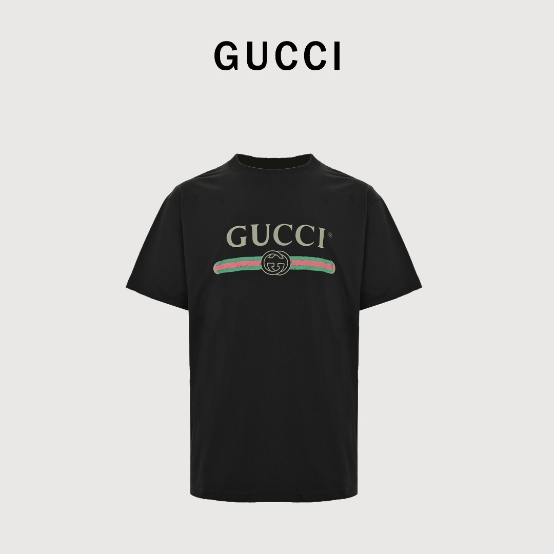 本地自取💰140 Gucci/古驰 经典腰带logo印花短袖 第一时间购入zp，面料采用定织定染190g无尘蚀毛针织棉，手感软糯米舒适，看似简单的Logo印花修改了无数次，还原度达到99%以上，印花采用进口环保浆，印花透底纹无毛感，领口、袖口及下摆纯手工破坏，细节还原，领标开背带防伪芯片，最新版本最新工艺，秒杀市面版本。 Size:S-L