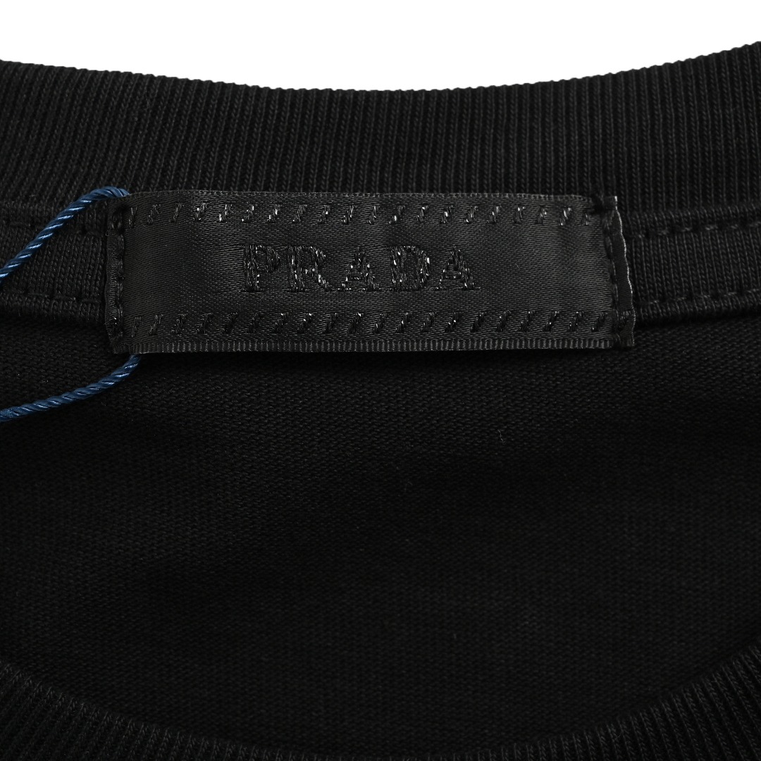 本地自取💰160 Prada 普拉达 皇冠字母 短袖T恤 上身舒适透气 可选全网独发 高品质-采用双纱纯棉280g，不缩水不退色。手感舒服，质感超强全套原版辅料，细节到位，潮男潮女必备，独家现货供应！ 顶级版本 官网品质 G size：XS-L