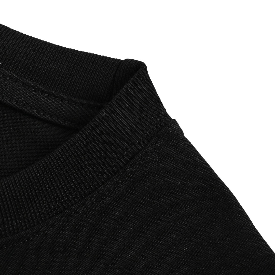 本地自取💰160 Prada 普拉达 皇冠字母 短袖T恤 上身舒适透气 可选全网独发 高品质-采用双纱纯棉280g，不缩水不退色。手感舒服，质感超强全套原版辅料，细节到位，潮男潮女必备，独家现货供应！ 顶级版本 官网品质 G size：XS-L