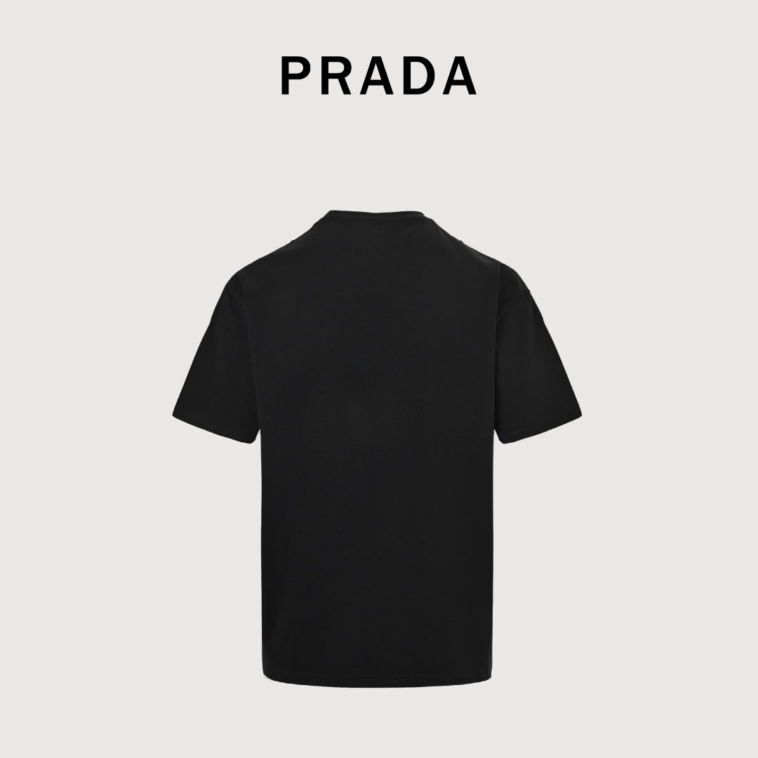 本地自取💰160 Prada 普拉达 皇冠字母 短袖T恤 上身舒适透气 可选全网独发 高品质-采用双纱纯棉280g，不缩水不退色。手感舒服，质感超强全套原版辅料，细节到位，潮男潮女必备，独家现货供应！ 顶级版本 官网品质 G size：XS-L