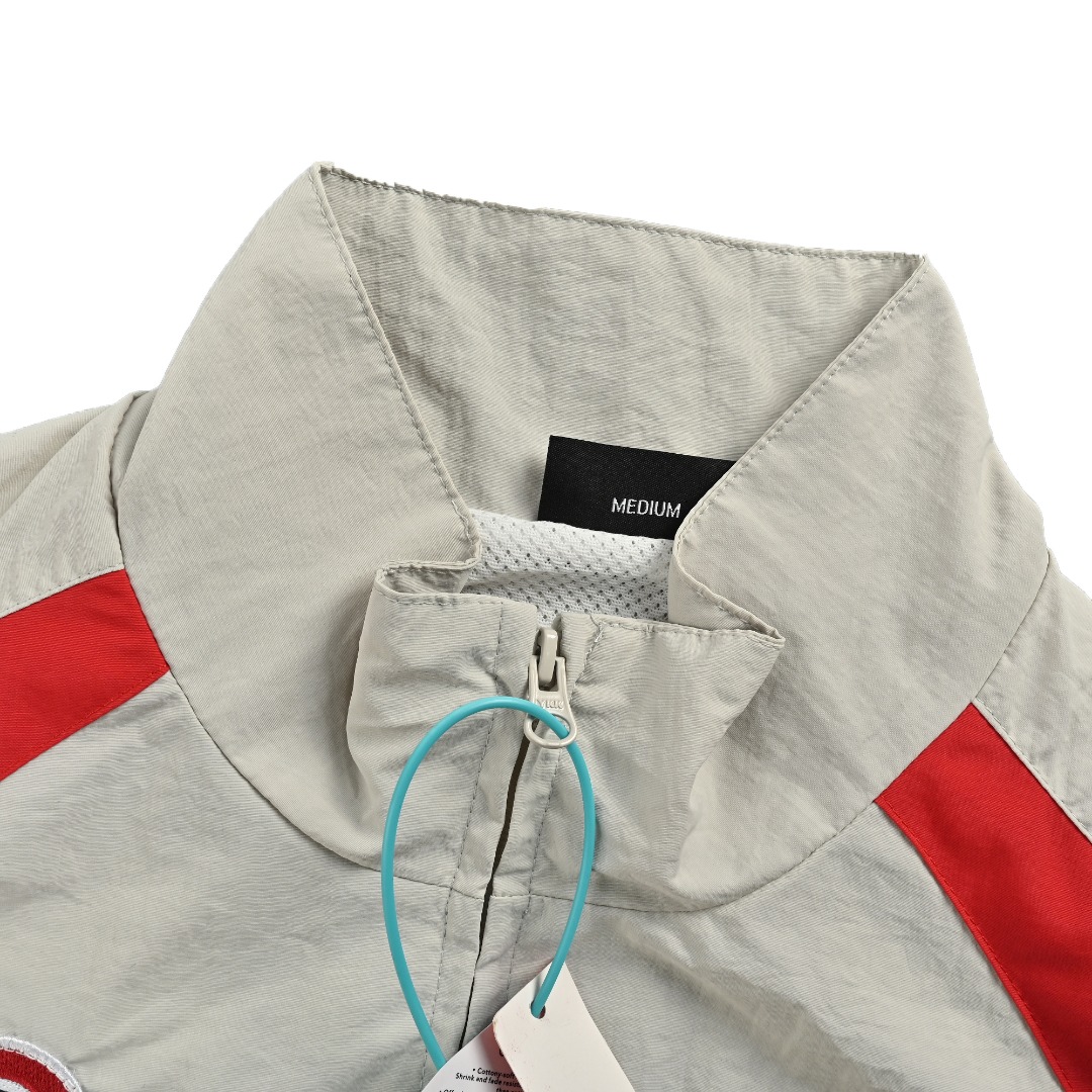 本地自取💰360
Supreme x DUCATI 杜卡迪 联名款 SS24 WEEK16 TRACK PANT Logo印花撞色运动外套 
今天带来两大品牌联名外套 面料拆解分析 哑光质感同时轻微褶皱 上身垂顺有机能运动风格 带有内衬网眼 满足排湿散热需求 大身多处铭牌小贴饰全部开模刻字 ykk定制同色拉链辅料 联名定制主标 大身多处拼接工艺 代工厂也是超级大厂 胸前对位定制品牌字母硅胶logo 只做最顶级
SIZE:S-XL