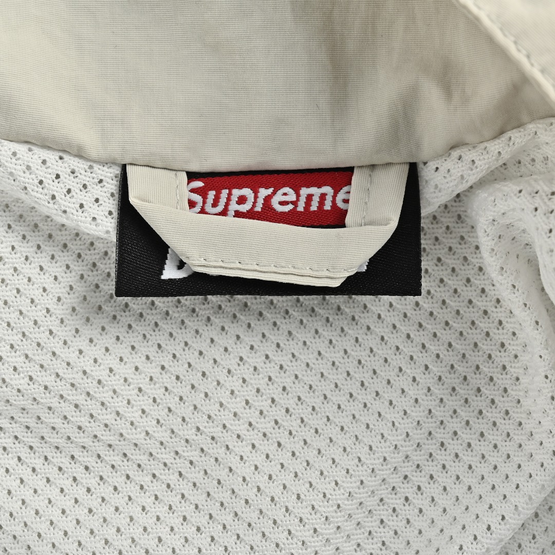 本地自取💰360
Supreme x DUCATI 杜卡迪 联名款 SS24 WEEK16 TRACK PANT Logo印花撞色运动外套 
今天带来两大品牌联名外套 面料拆解分析 哑光质感同时轻微褶皱 上身垂顺有机能运动风格 带有内衬网眼 满足排湿散热需求 大身多处铭牌小贴饰全部开模刻字 ykk定制同色拉链辅料 联名定制主标 大身多处拼接工艺 代工厂也是超级大厂 胸前对位定制品牌字母硅胶logo 只做最顶级
SIZE:S-XL