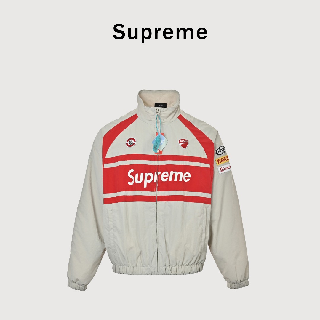 本地自取💰360
Supreme x DUCATI 杜卡迪 联名款 SS24 WEEK16 TRACK PANT Logo印花撞色运动外套 
今天带来两大品牌联名外套 面料拆解分析 哑光质感同时轻微褶皱 上身垂顺有机能运动风格 带有内衬网眼 满足排湿散热需求 大身多处铭牌小贴饰全部开模刻字 ykk定制同色拉链辅料 联名定制主标 大身多处拼接工艺 代工厂也是超级大厂 胸前对位定制品牌字母硅胶logo 只做最顶级
SIZE:S-XL