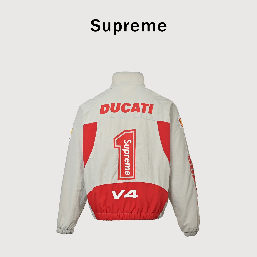 本地自取💰360
Supreme x DUCATI 杜卡迪 联名款 SS24 WEEK16 TRACK PANT Logo印花撞色运动外套 
今天带来两大品牌联名外套 面料拆解分析 哑光质感同时轻微褶皱 上身垂顺有机能运动风格 带有内衬网眼 满足排湿散热需求 大身多处铭牌小贴饰全部开模刻字 ykk定制同色拉链辅料 联名定制主标 大身多处拼接工艺 代工厂也是超级大厂 胸前对位定制品牌字母硅胶logo 只做最顶级
SIZE:S-XL