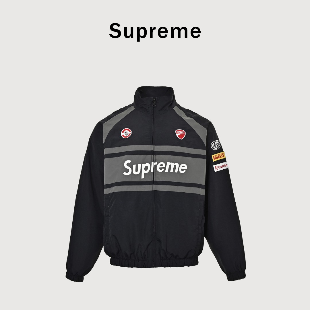 本地自取💰360 Supreme x DUCATI 杜卡迪 联名款 SS24 WEEK16 TRACK PANT Logo印花撞色运动外套 今天带来两大品牌联名外套 面料拆解分析 哑光质感同时轻微褶皱 上身垂顺有机能运动风格 带有内衬网眼 满足排湿散热需求 大身多处铭牌小贴饰全部开模刻字 ykk定制同色拉链辅料 联名定制主标 大身多处拼接工艺 代工厂也是超级大厂 胸前对位定制品牌字母硅胶logo 只做最顶级 SIZE:S-XL