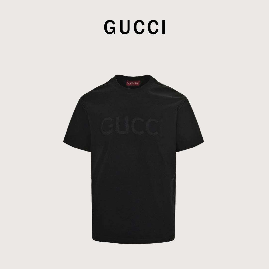 Gucci/古驰 25ss 暗纹刺绣字母短袖 采用260克双纱精棉,衣服偏厚使整体高透气和柔软性,高版本,三标齐全!男女同款采用24S特纺紧密棉面料,克重260g,采用32支的特纺紧密棉纱线织造而成,织造工艺要求较高,需要使用先进的织机和高品质的原材料.渗透水性平网制作,通过平网版印刷到织物上,然后利用浆料的渗透性使染料渗透到织物的纤维中,从而实现效果.由于胶浆具有水溶性,因此易于洗除,能改善成品手感. 设计感十足,给人一种干净又清爽的感觉.无论是单穿还是搭配外套,都能轻松驾驭. 颜色:白色、黑色