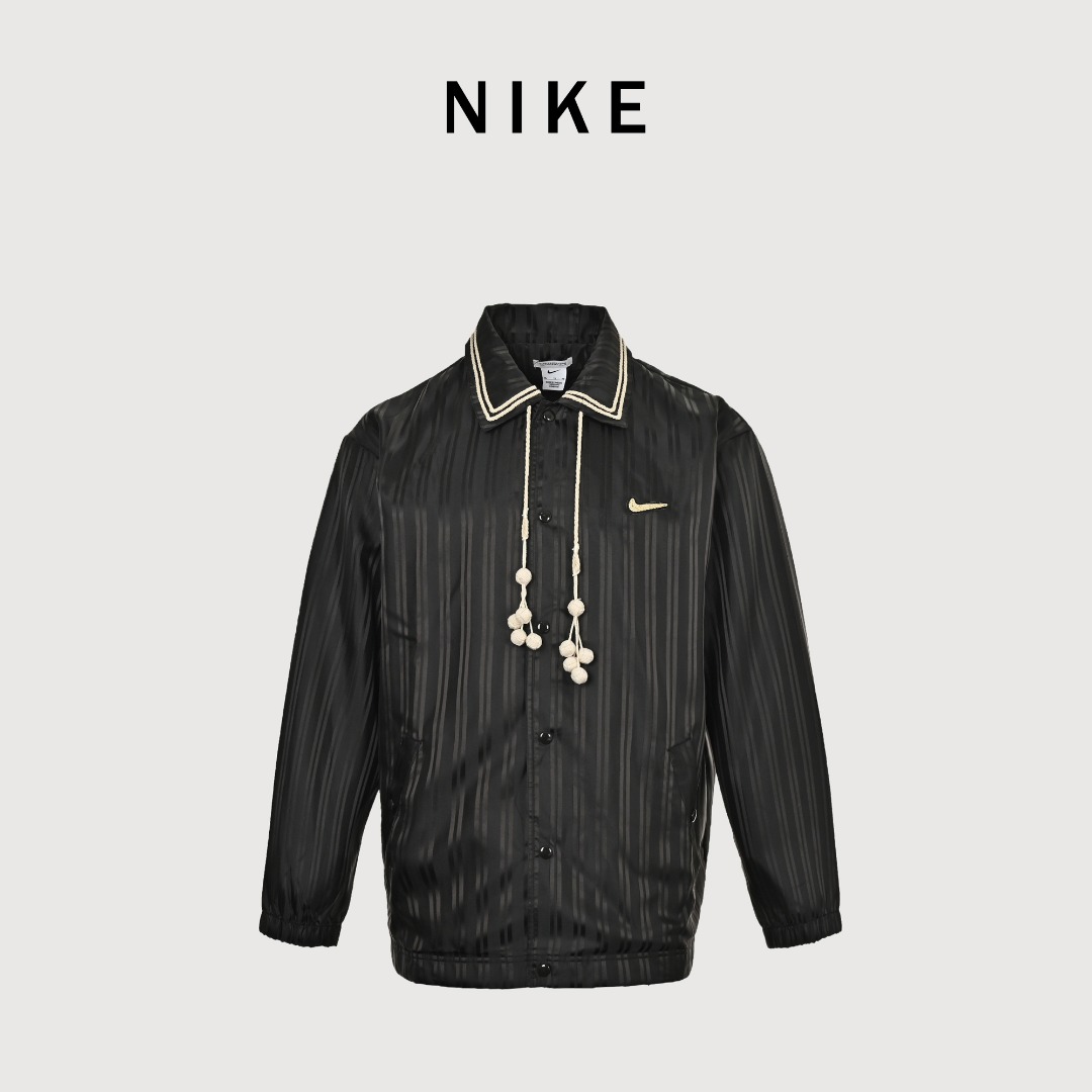 本地自取💰330
Nike x BODE 联名款Astro Grabber SS24 Logo翻领修身单排扣休闲西装夹克外套
面料耗时耗力定制 领口 钩子 绳球
全部纯手工制作 成本巨高 里布定制定染 超高还原
上身效果 高级感十足 设计感 回头率💯
尺码: S M L XL