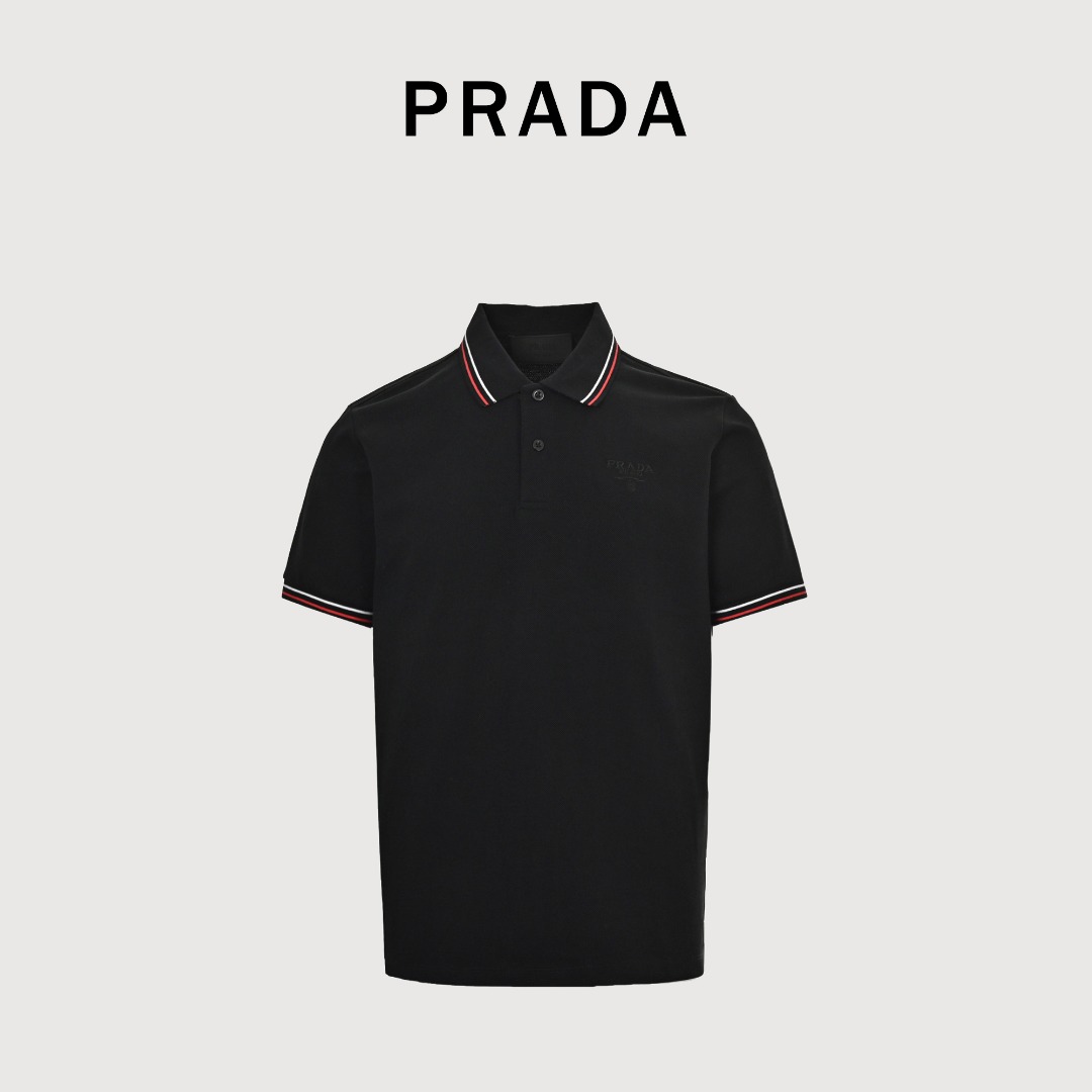 Prada/普拉达 25SS撞色条纹胸前刺绣logo短袖polo衫 官网同步,原版品质欢迎对比.这款珠地布短袖Polo衫结合经典线条和细节设计,采用撞色条纹点缀衣领和衣袖.罗纹针织条纹衣领平直底边 采用罗纹针织条纹饰边衣袖珍珠母纽扣. 颜色:黑色、白色.