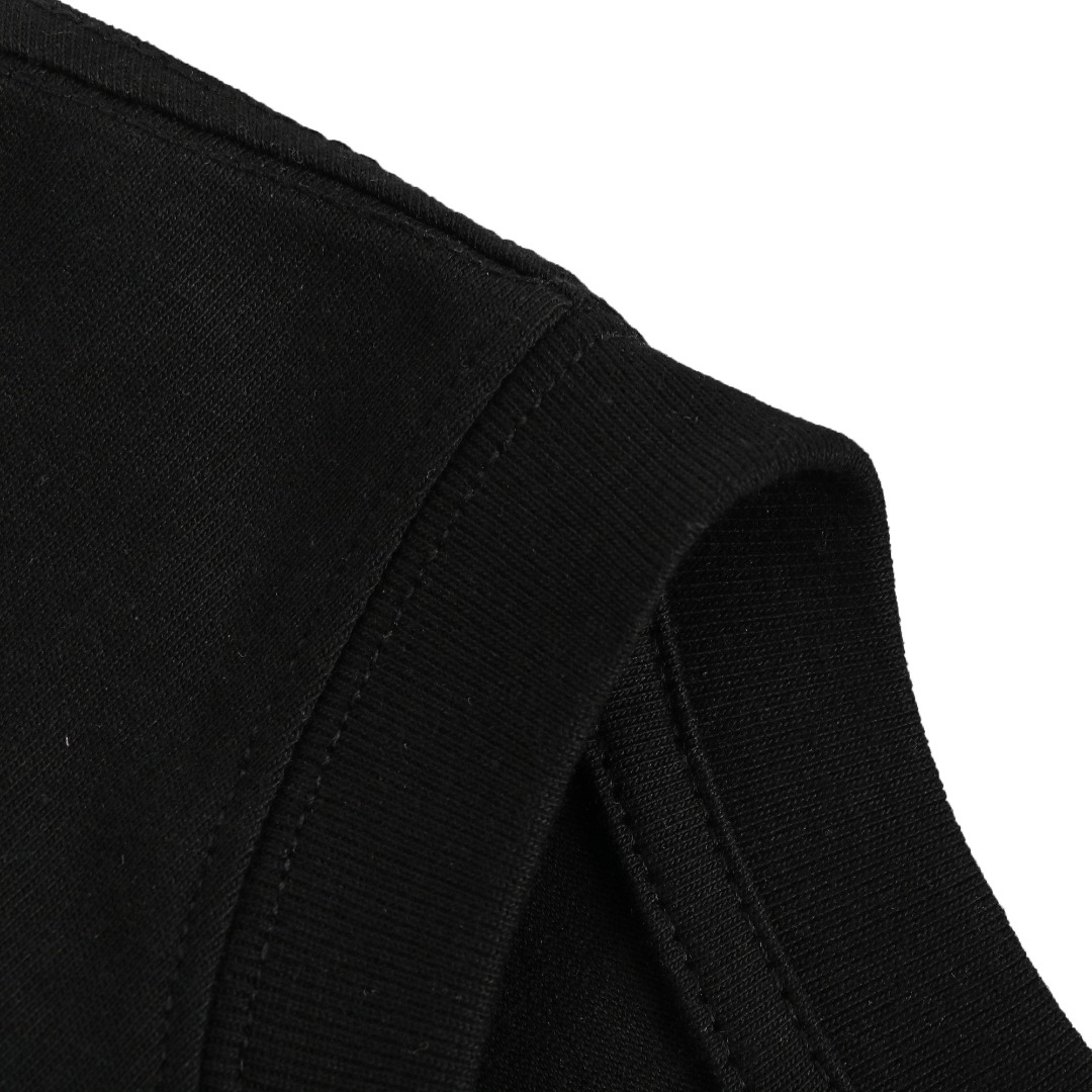 Gucci/古驰 25ss 重影字母印花短袖 面料采用265克平纹32支双股双纱紧密赛络纺进口“福原”牌大圆机织造而成,双面做蚀毛无尘处理,面部蚀毛后使面料表面干净无毛无尘,定织32支螺纹双纱紧赛同成衣面料同缸染确定无色差,图案采用根据原色特调同色胶浆材质,印花为热固油墨丝网印,选择高弹拉架胶浆印刷,印花清晰透底纹且无毛边,印花工艺相对繁琐,由加固胶浆进行打底,有助于印花的巩固,含有渗透力色牢度较强,全自动椭圆加热一体印花机,雾状渐变斑驳效果,反复修改,印花色彩牢度好,抗洗水不易裂开,版型效果全部还原,后领双层走线针车牢固紧实,肩部双链条走线,下摆收线紧实,成衣多处手工对骨位磨破,面料垂感十足,对版一致,定做编号水洗,只为客户呈现每一个细节. 质感更是没得说,柔软舒适,亲肤透气.无论是日常出行还是休闲聚会,都能让你自信满满,回头率百分百! 颜色:黑色 白色