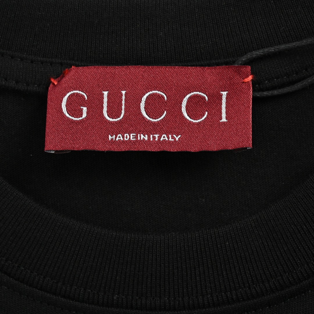 Gucci/古驰 25ss 重影字母印花短袖 面料采用265克平纹32支双股双纱紧密赛络纺进口“福原”牌大圆机织造而成,双面做蚀毛无尘处理,面部蚀毛后使面料表面干净无毛无尘,定织32支螺纹双纱紧赛同成衣面料同缸染确定无色差,图案采用根据原色特调同色胶浆材质,印花为热固油墨丝网印,选择高弹拉架胶浆印刷,印花清晰透底纹且无毛边,印花工艺相对繁琐,由加固胶浆进行打底,有助于印花的巩固,含有渗透力色牢度较强,全自动椭圆加热一体印花机,雾状渐变斑驳效果,反复修改,印花色彩牢度好,抗洗水不易裂开,版型效果全部还原,后领双层走线针车牢固紧实,肩部双链条走线,下摆收线紧实,成衣多处手工对骨位磨破,面料垂感十足,对版一致,定做编号水洗,只为客户呈现每一个细节. 质感更是没得说,柔软舒适,亲肤透气.无论是日常出行还是休闲聚会,都能让你自信满满,回头率百分百! 颜色:黑色 白色