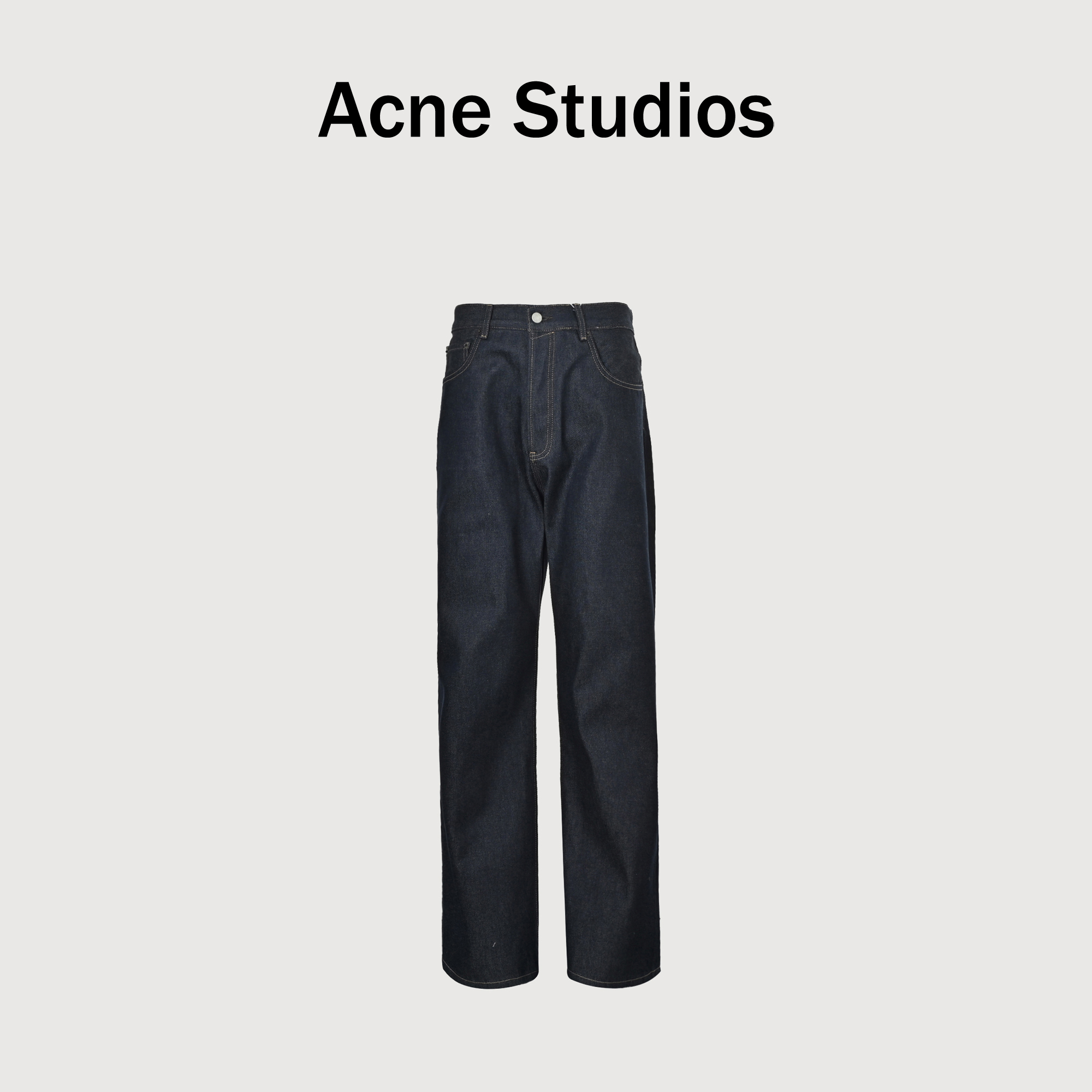 本地自取💰300 Acne Studios 24Fw 2021M原牛丹宁牛仔长裤 整条裤子是不做洗水工艺的,直接用斜纹丹宁牛仔拼接而成,赤裸裸的原牛面料还原,后续日常的穿着、摩擦变得贴合你皮肤的柔软程度,通俗点讲就是养牛,虽然面料直接使用原牛面料不做后工艺,但是在选材的时候在外表也是下足工艺,用的是活性染料做靛蓝色,回归牛仔最开始的面貌,然后做原牛就是一场车工技艺的比拼,注重车线完整度、顺畅自然、一汽哼成剪裁干净利落儿,全套辅料定制,日常基础穿搭怎么配都不会出错 Size:30 31 32 33 34