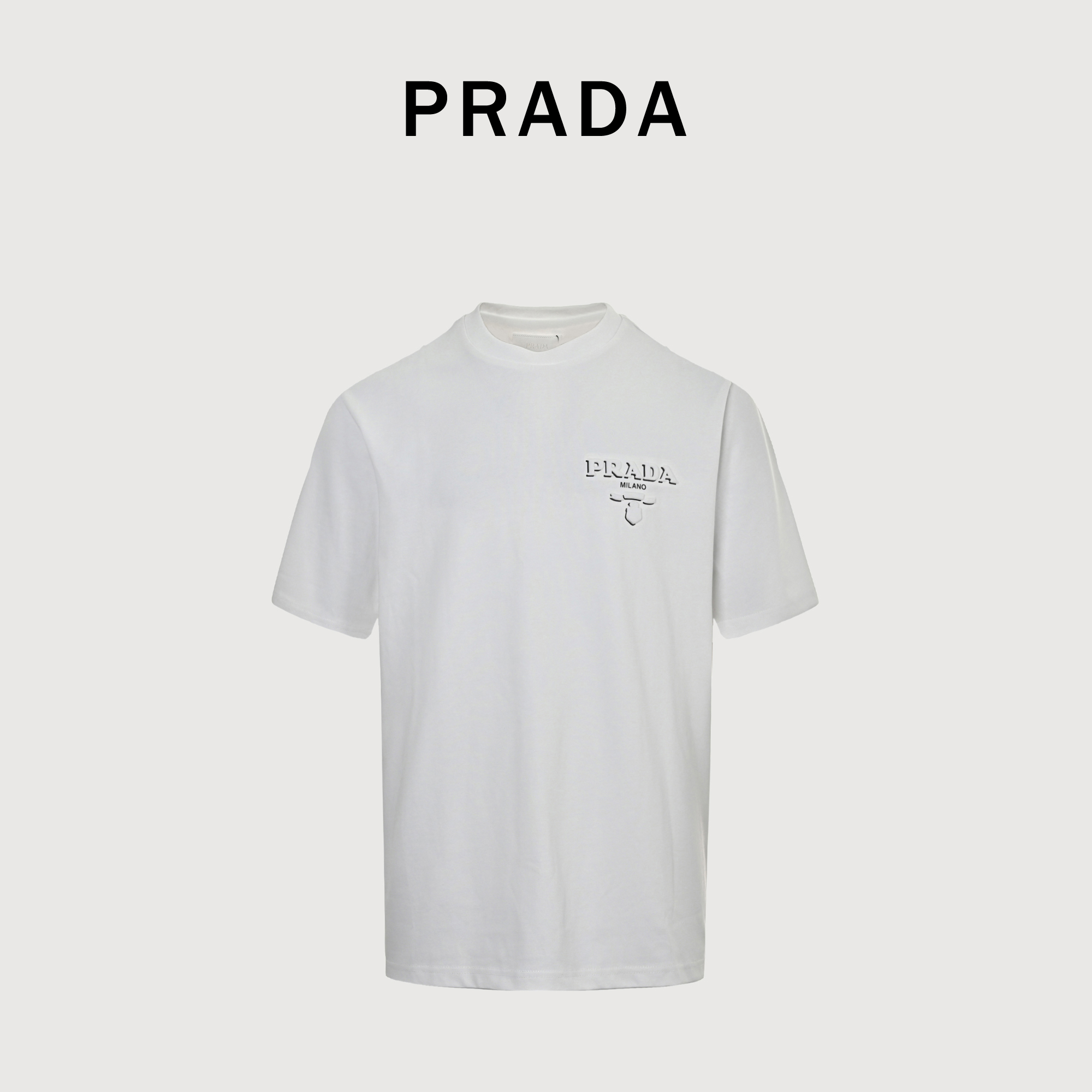 Prada 24SS新款Logo压膜短袖 面料定制270克双纱紧密麻棉1*1精棉罗纹手感柔软舒适亲肤 搭配胸口前的压膜后的logo 3D立体感十足凹显出未来感彰显个性时髦 做工复杂繁琐耗时长面料都经过浇洗手感质感更佳不易变形缩水褪色保持长久的美观