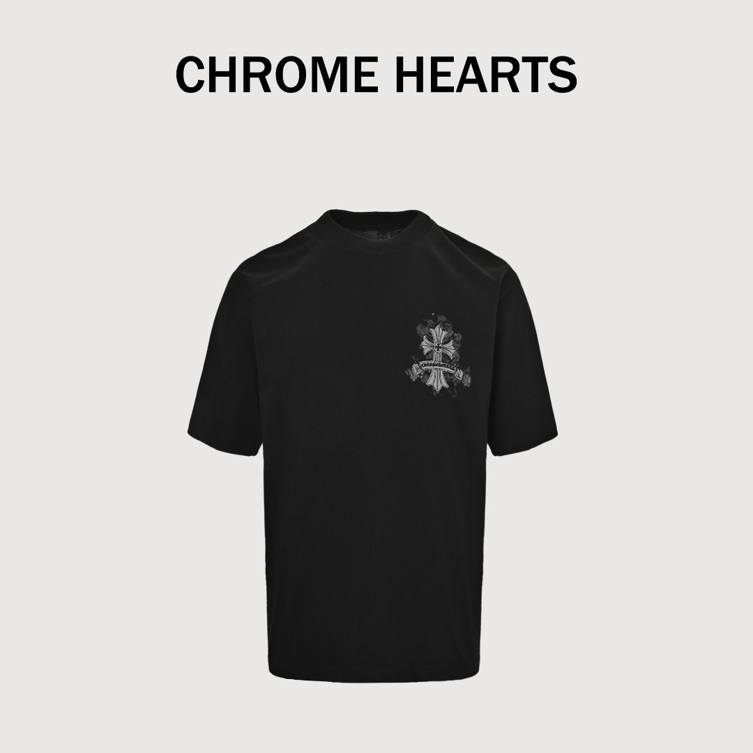 Chrome Hearts/克罗心 25ss 烟雾十字花贴布绣短袖 面料采用26支精棉双纱230克,经过高温预缩处理克重高达260克,触感细腻柔软,质地透气,配套同缸1x1螺纹,领口螺纹是纯棉的拉架螺纹,贴布绣花采用进口机重工精细绣花,无毛边杂线作业,出品效果非常紧密,凹凸质感明显,细节辅料小皮标+防伪水洗标吊牌,定位裁剪Oversize宽松版型,定制配套辅料,皮质压花工艺主唛,风格作旧摇滚复古,做工、质感一流,男女同款,百搭上身,是夏天不可或缺的简约单品