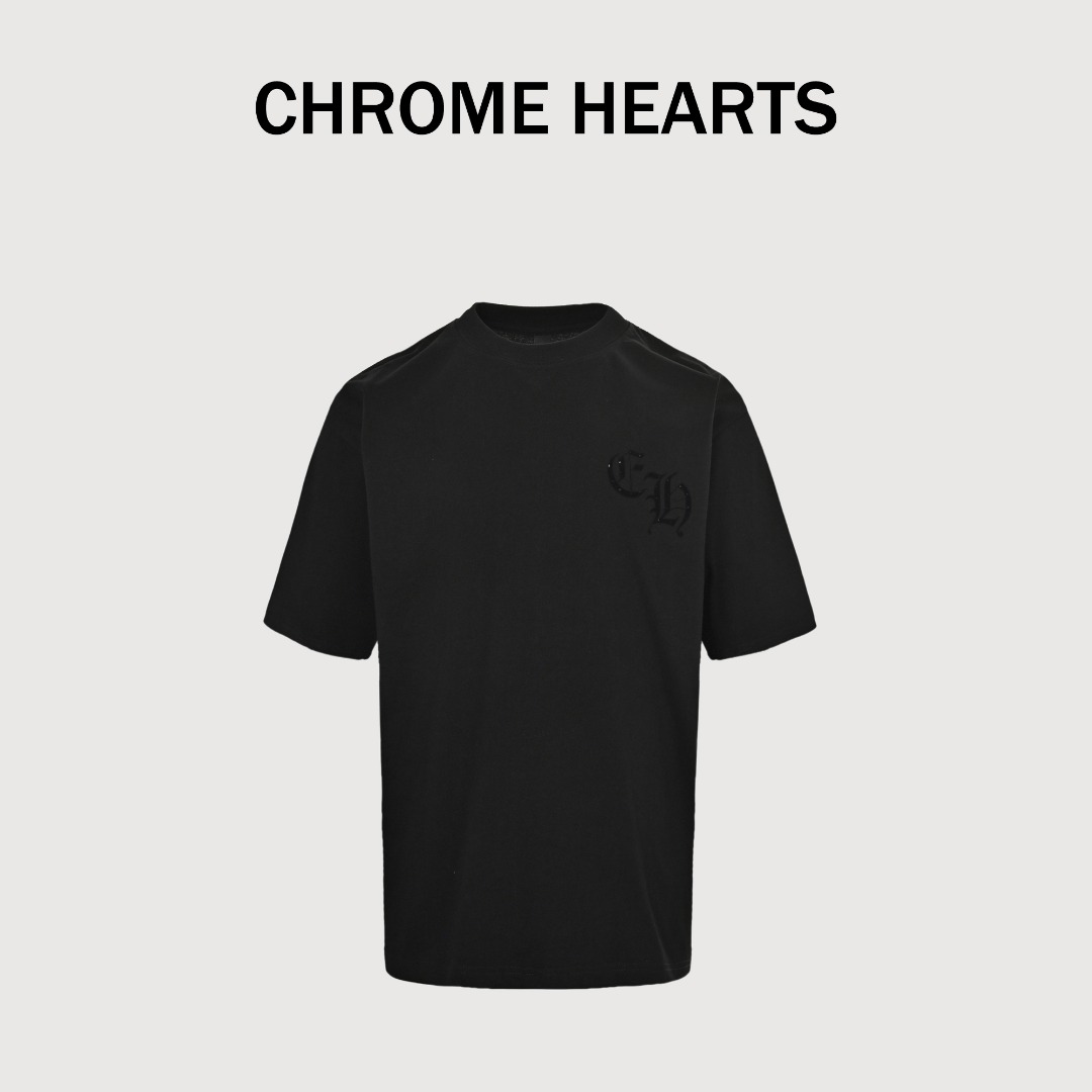 Chrome Hearts/克罗心 25ss 梵文童军花烫钻印花短袖 面料采用26支精棉双纱230克,经过高温预缩处理克重高达260克,触感细腻柔软,质地透气,配套同缸1x1螺纹,领口螺纹是纯棉的拉架螺纹,后背采用进口中东奥钻,高温烫钻不易脱落超级精致,出品效果非常精致,凹凸质感明显,细节辅料小皮标+防伪水洗标吊牌,定位裁剪Oversize宽松版型,定制配套辅料,皮质压花工艺主唛,风格作旧摇滚复古,做工、质感一流,男女同款,百搭上身,是夏天不可或缺的简约单品 【烫钻工艺产品,建议反面冷水手洗,不要直接机洗】