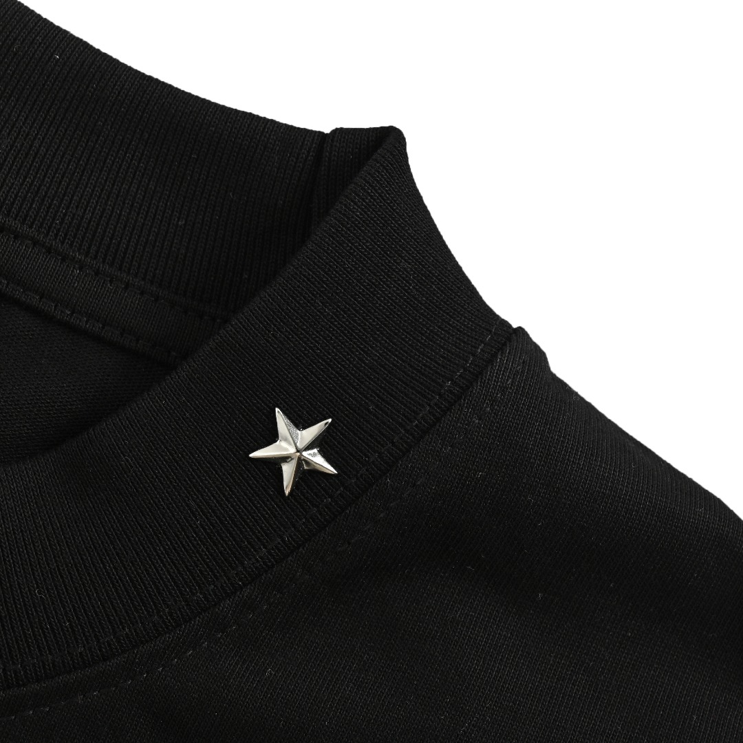 本地自取💰150 Chrome Hearts/克罗心 25ss 斑驳梵文星星印花短袖 面料采用26支精棉双纱230克，经过高温预缩处理克重高达260克，触感细腻柔软，质地透气，配套同缸1x1螺纹，领口螺纹是纯棉的拉架螺纹，成色的饱和度很高，进口数码直喷印花工艺，出品效果非常紧密，凹凸质感明显，细节辅料小皮标+防伪水洗标吊牌，定位裁剪Oversize宽松版型，定制配套辅料，皮质压花工艺主唛，风格作旧摇滚复古，做工、质感一流，男女同款，百搭上身，是夏天不可或缺的简约单品 Size：S-XL