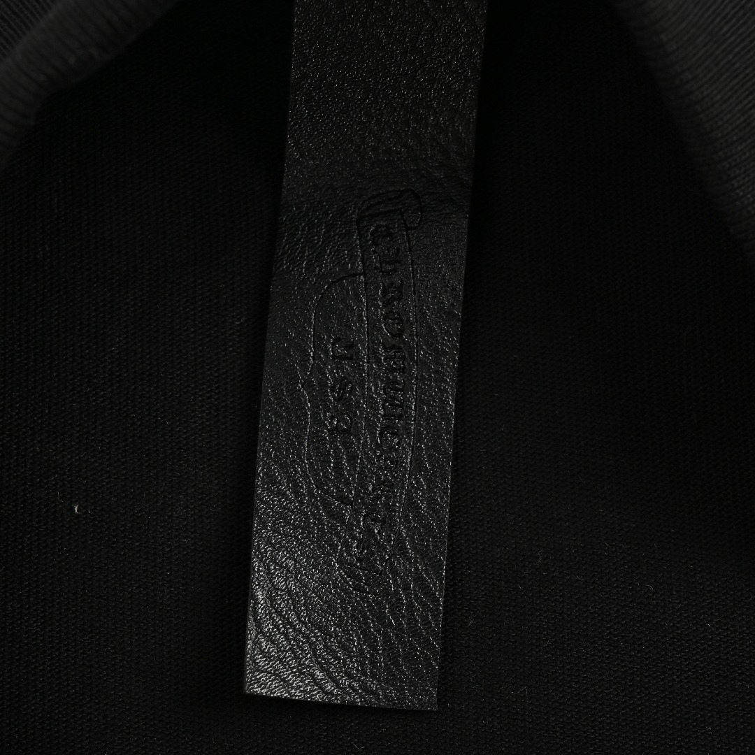 本地自取💰150 Chrome Hearts/克罗心 25ss 斑驳梵文星星印花短袖 面料采用26支精棉双纱230克，经过高温预缩处理克重高达260克，触感细腻柔软，质地透气，配套同缸1x1螺纹，领口螺纹是纯棉的拉架螺纹，成色的饱和度很高，进口数码直喷印花工艺，出品效果非常紧密，凹凸质感明显，细节辅料小皮标+防伪水洗标吊牌，定位裁剪Oversize宽松版型，定制配套辅料，皮质压花工艺主唛，风格作旧摇滚复古，做工、质感一流，男女同款，百搭上身，是夏天不可或缺的简约单品 Size：S-XL