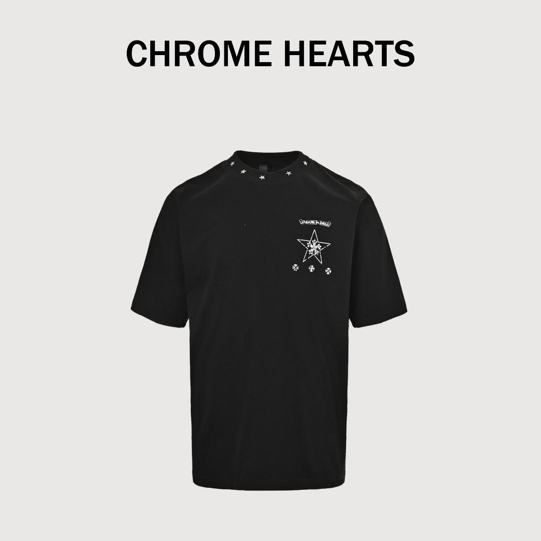 本地自取💰150 Chrome Hearts/克罗心 25ss 斑驳梵文星星印花短袖 面料采用26支精棉双纱230克，经过高温预缩处理克重高达260克，触感细腻柔软，质地透气，配套同缸1x1螺纹，领口螺纹是纯棉的拉架螺纹，成色的饱和度很高，进口数码直喷印花工艺，出品效果非常紧密，凹凸质感明显，细节辅料小皮标+防伪水洗标吊牌，定位裁剪Oversize宽松版型，定制配套辅料，皮质压花工艺主唛，风格作旧摇滚复古，做工、质感一流，男女同款，百搭上身，是夏天不可或缺的简约单品 Size：S-XL