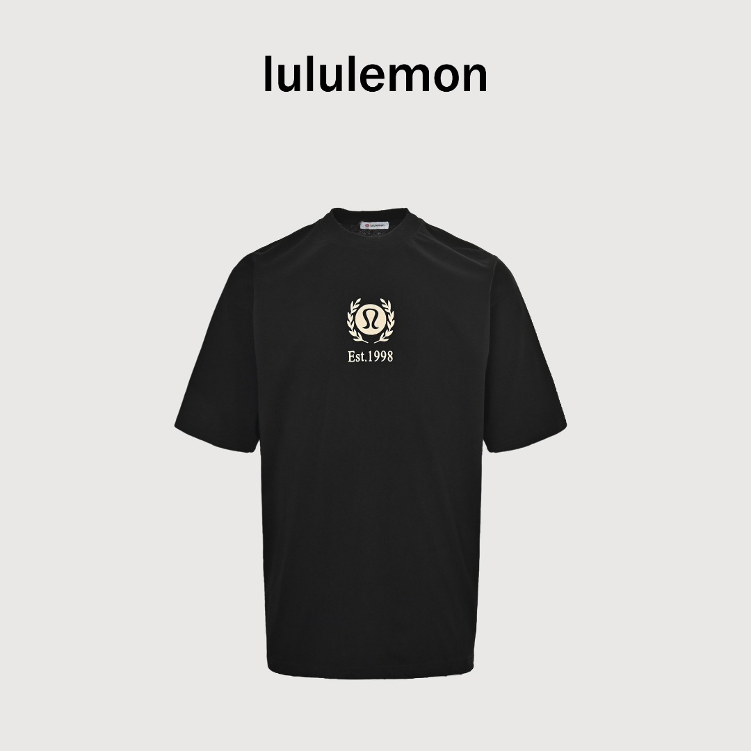 Lululemon/露露 25ss 后背多标植绒印花短袖 面料采用26支精棉双纱230克,经过高温预缩处理克重高达260克,触感细腻柔软,质地透气,配套同缸1x1螺纹,领口螺纹是纯棉的拉架螺纹,印花环保胶浆材质,机械化印花工艺,机械印花精度高,套位精准度可达±0.02mm,品质稳定性强,衣身做植绒元素处理,更大大增加了服装的趣味性,独特的视觉效果,男女同款,百搭上身,是夏天不可或缺的简约单品